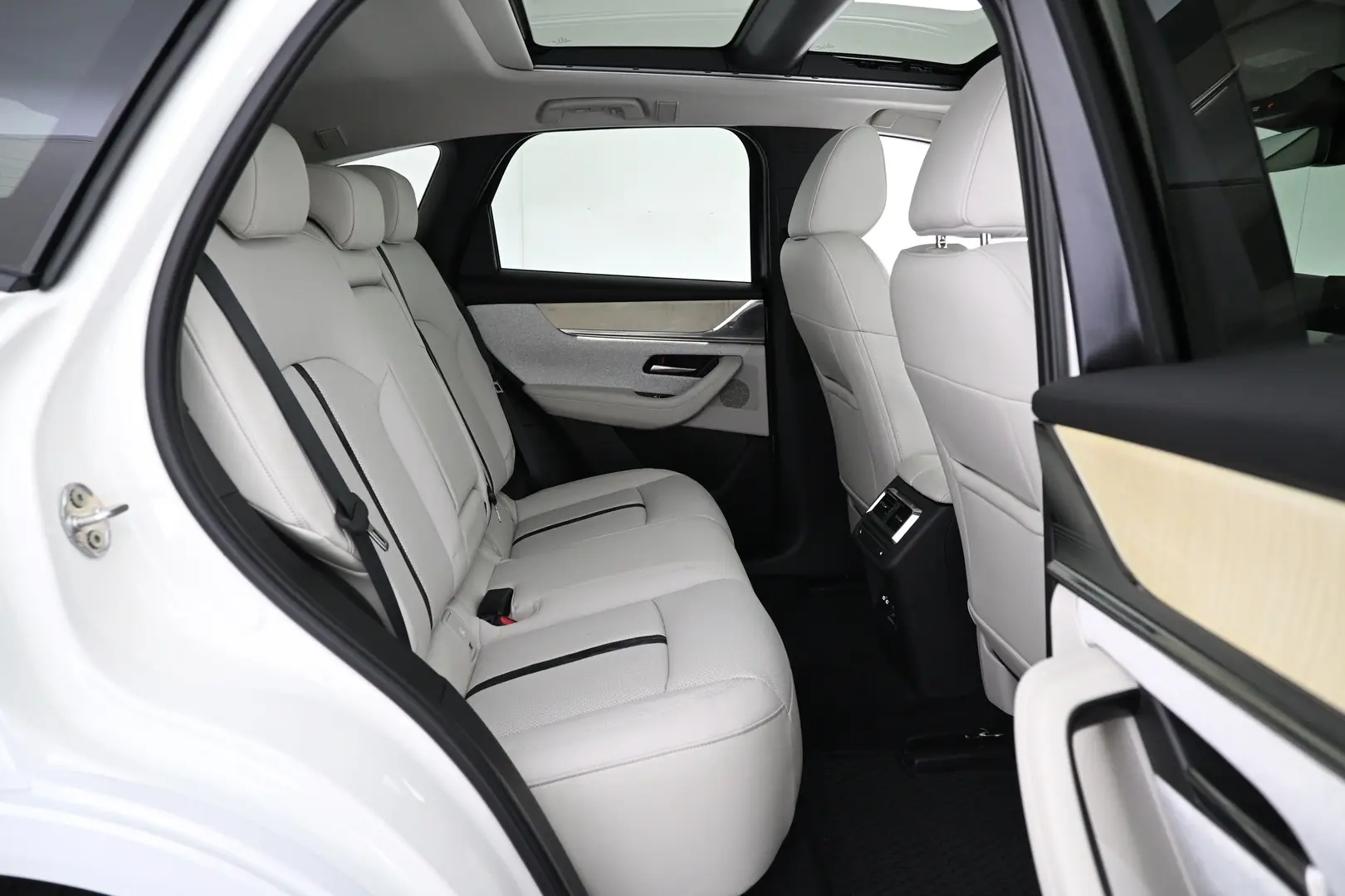 Car Image - undhtycCcdVDyB3YbJDr5
