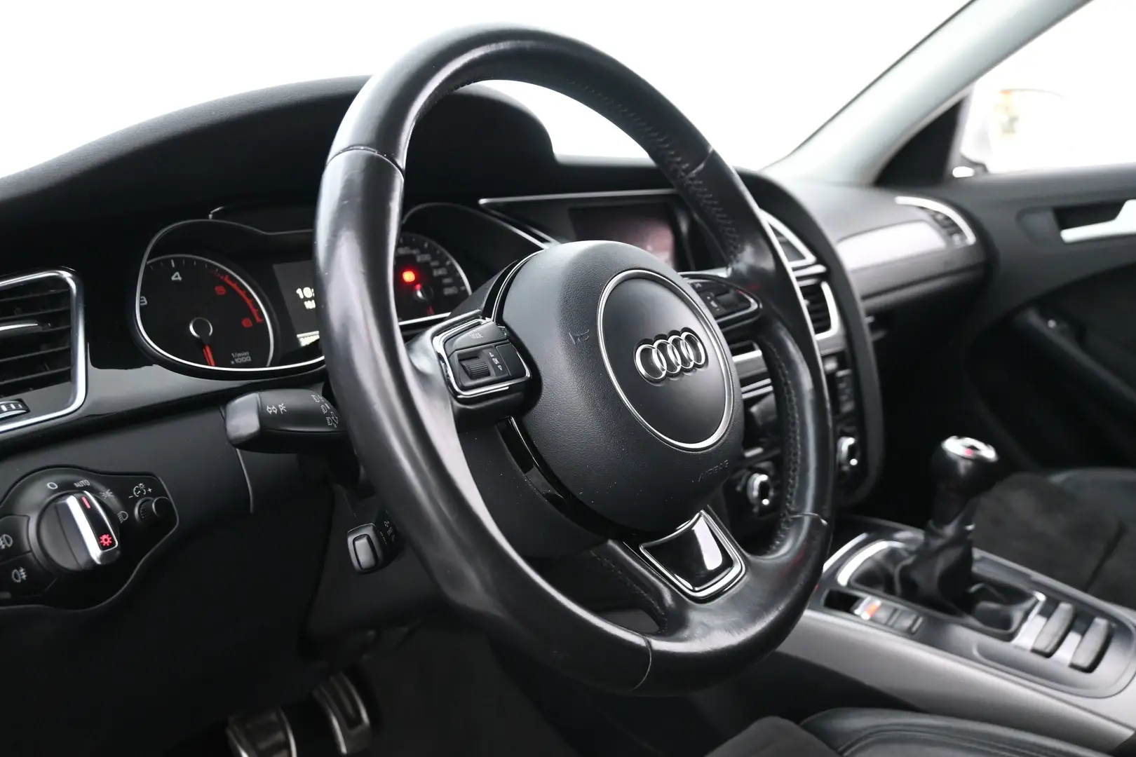 Car Image - 1hcHgq3bAax6OQIHC57EY2