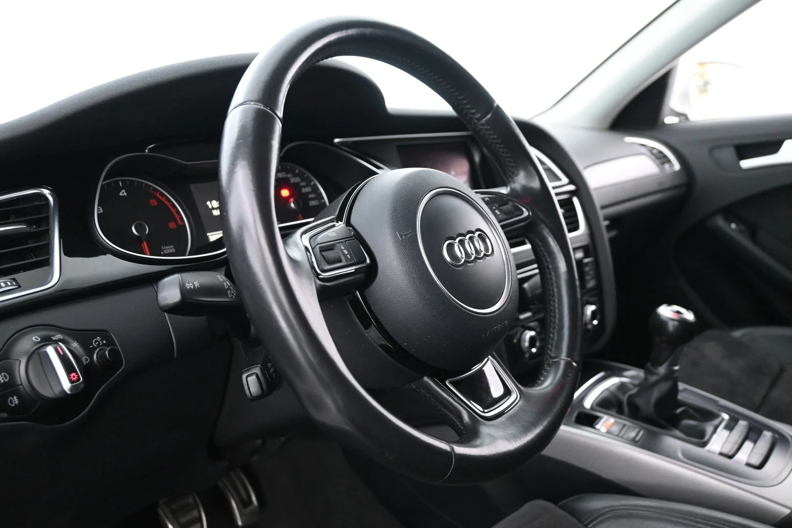 Car Image - 1hcHgq3bAax6OQIHC57EY2