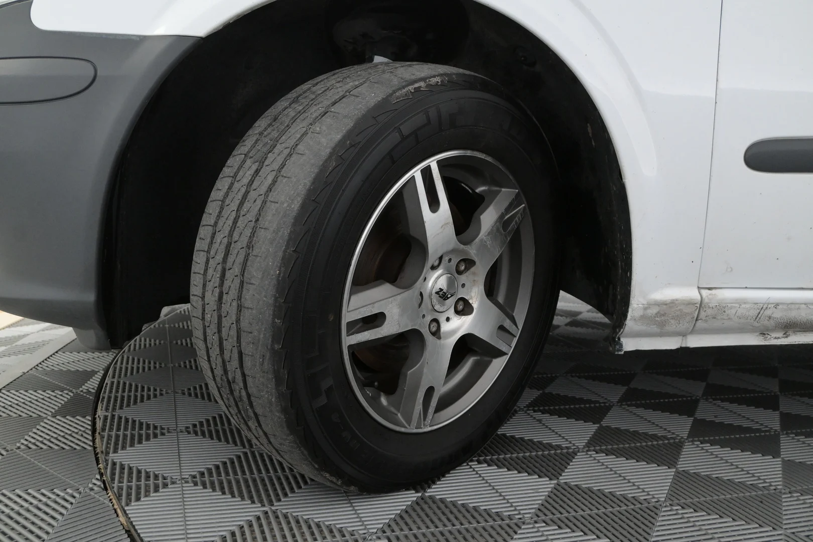 Car Image - 6G9lgrT3ZFz5e0WiCyknDD