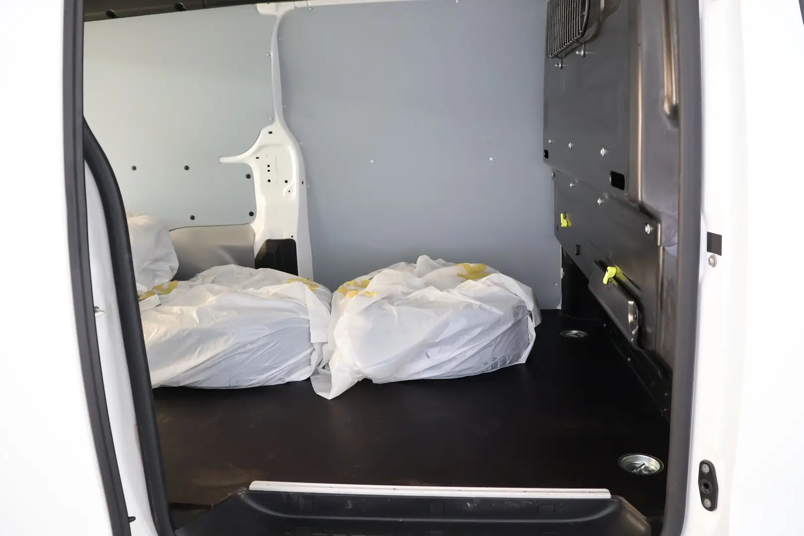 Car Image - 4QSk1RyLHogIOvRoVc9Cz6