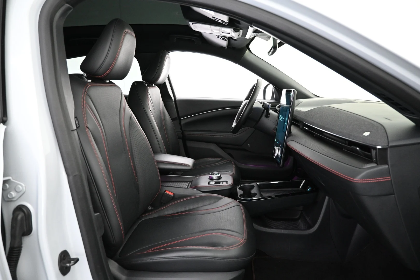 Car Image - 5PbwcrcFGJYB8HZouxb8PT