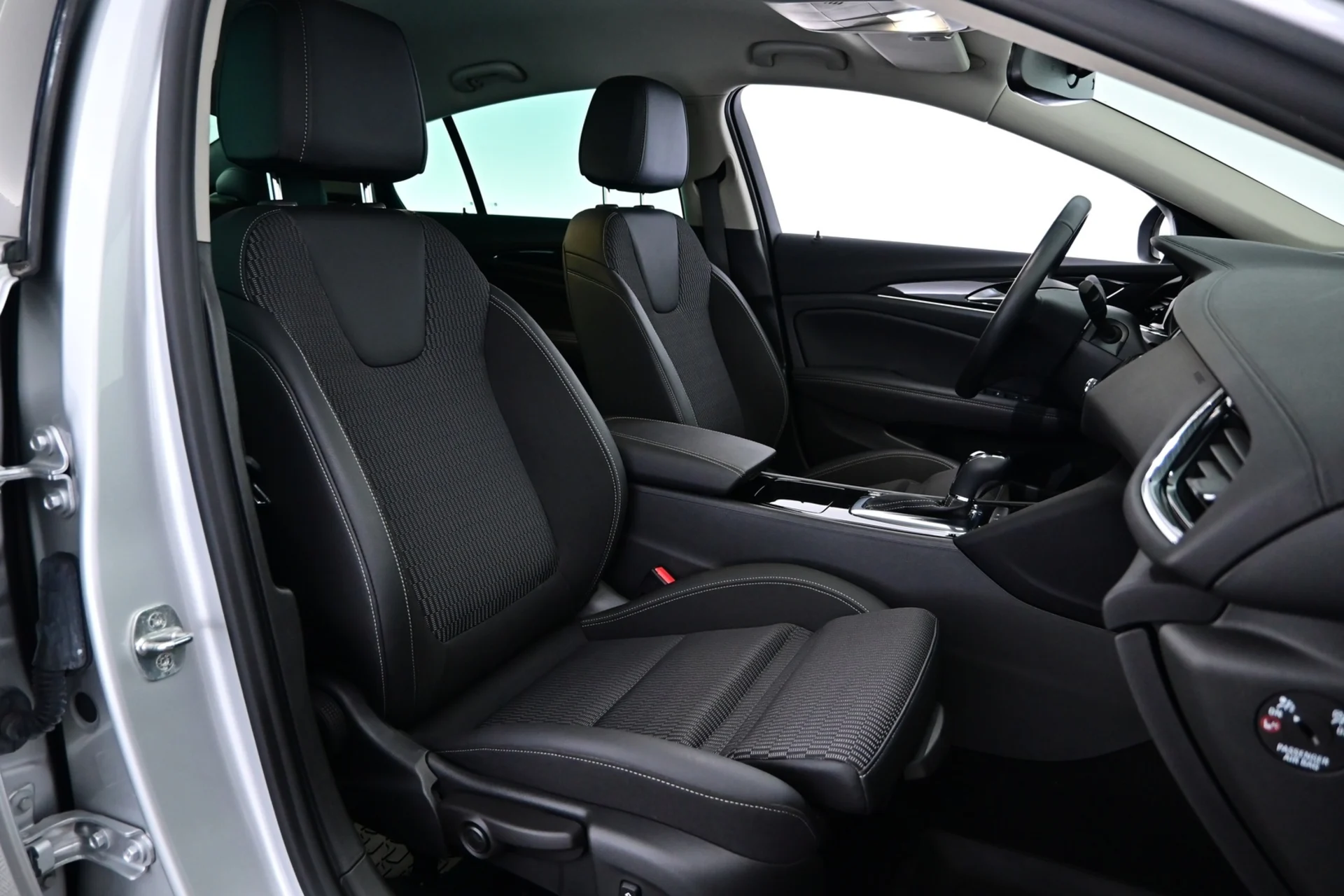 Car Image - oUb8DVvPDAJJHZJr11TzY