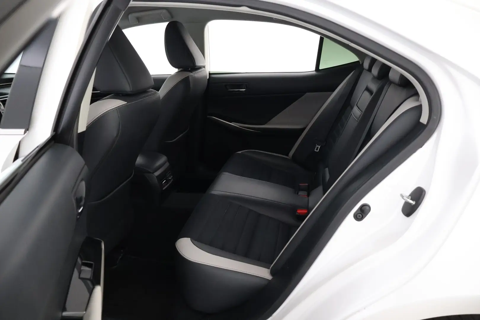 Car Image - 3rWvXhbzmb2l4UVNRs3abO