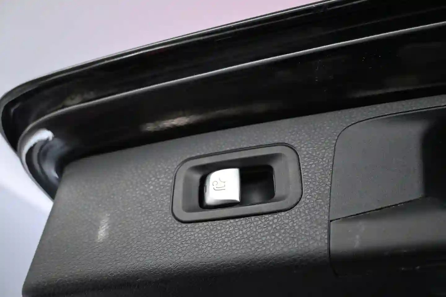 Car Image - 2t0QqOLLDi9IqCiXNAbHkQ