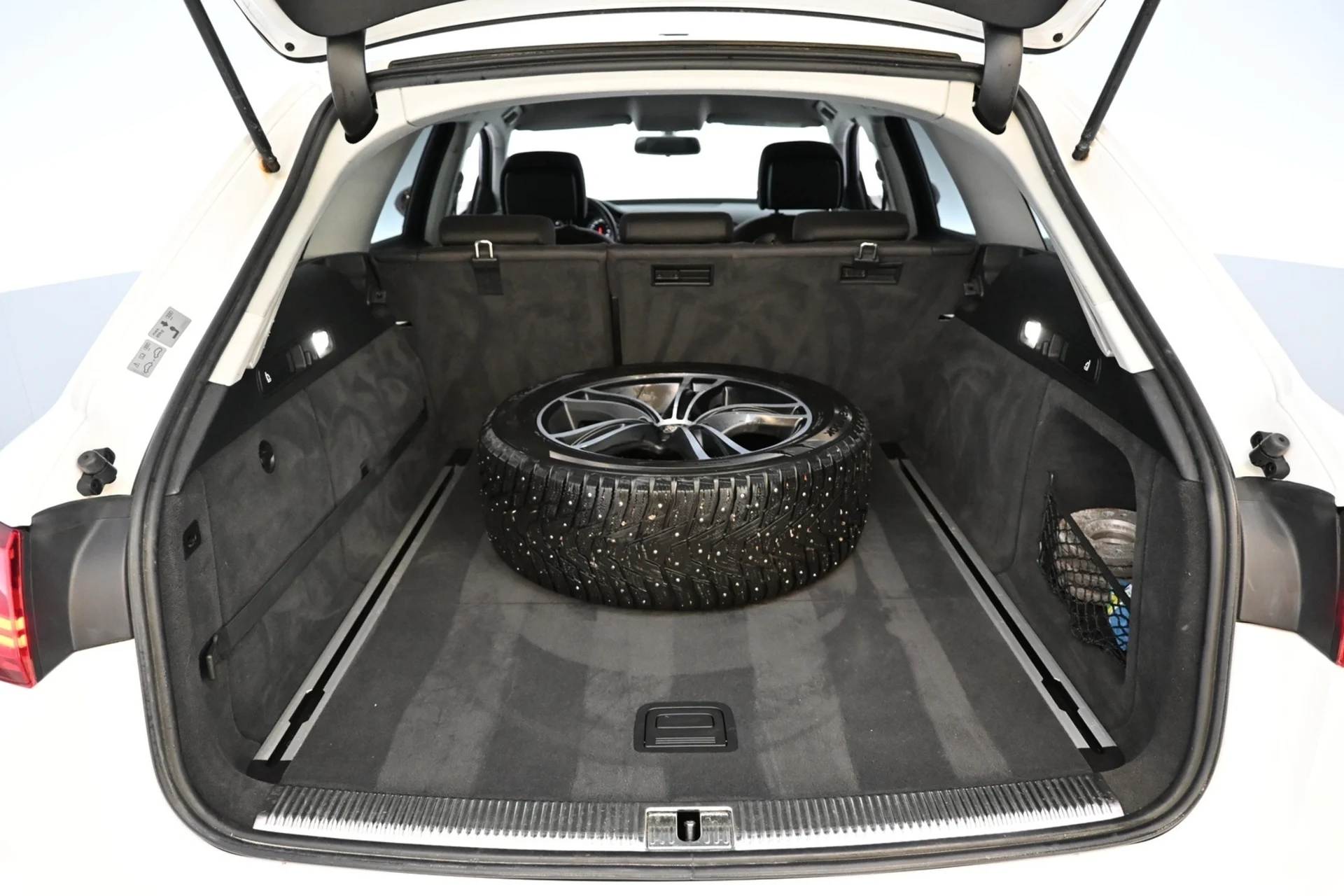 Car Image - 5q79eVewwcxP6mdANKC7FS