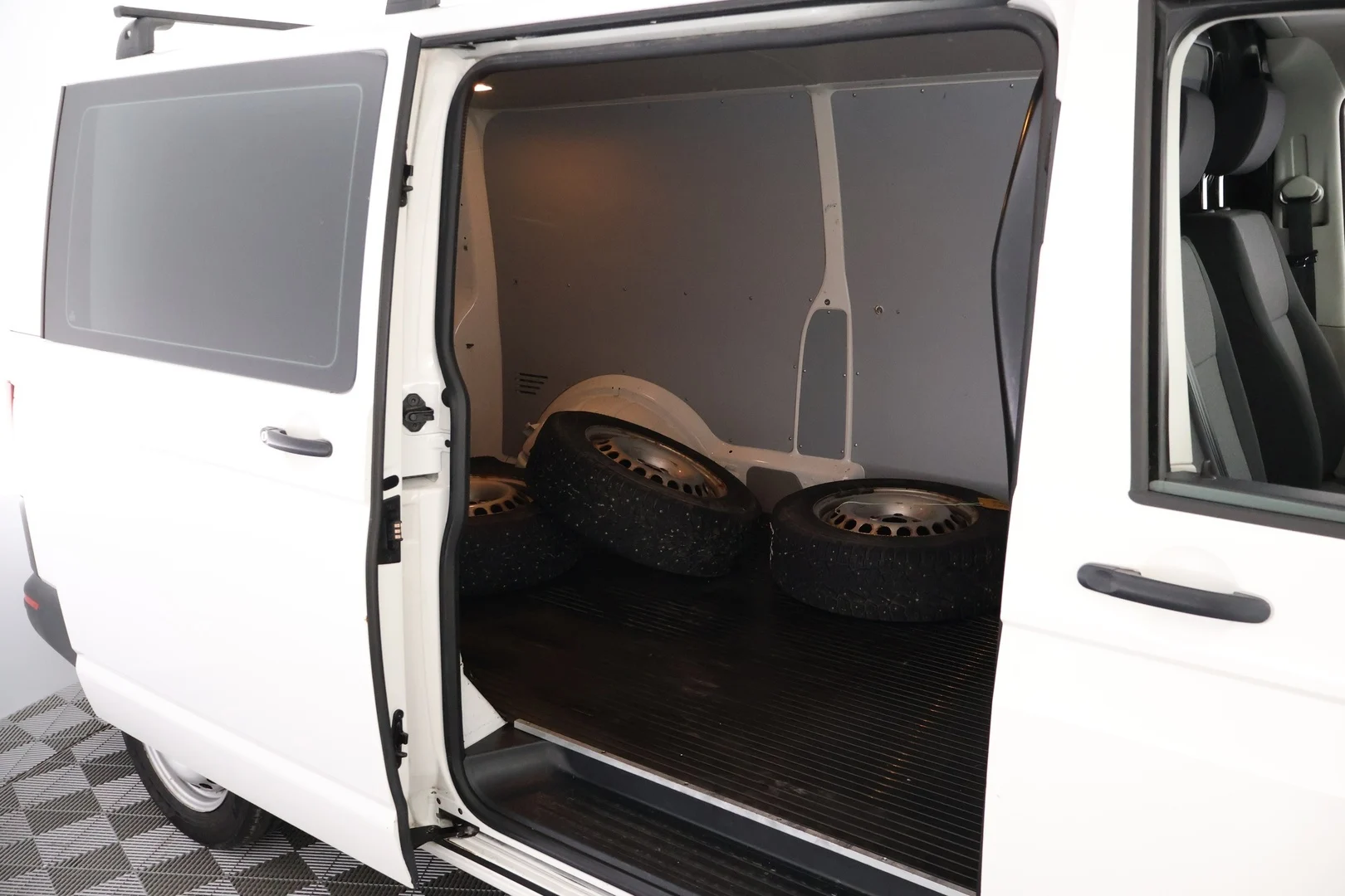 Car Image - 7ehVLvDNnXPUK0Vfx4Yf3e