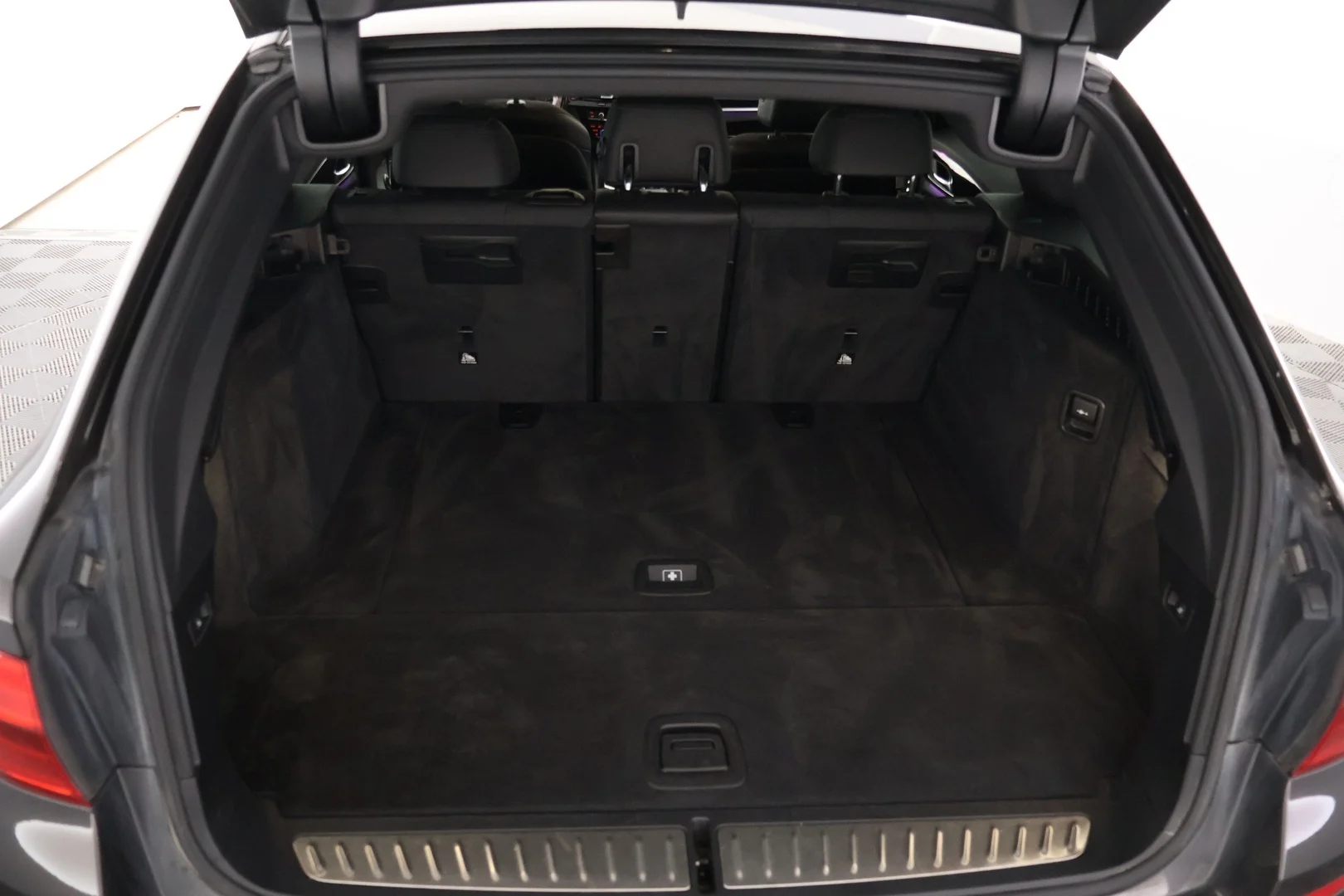 Car Image - 1mA9BMBqMxsvhjS8w4uyXg