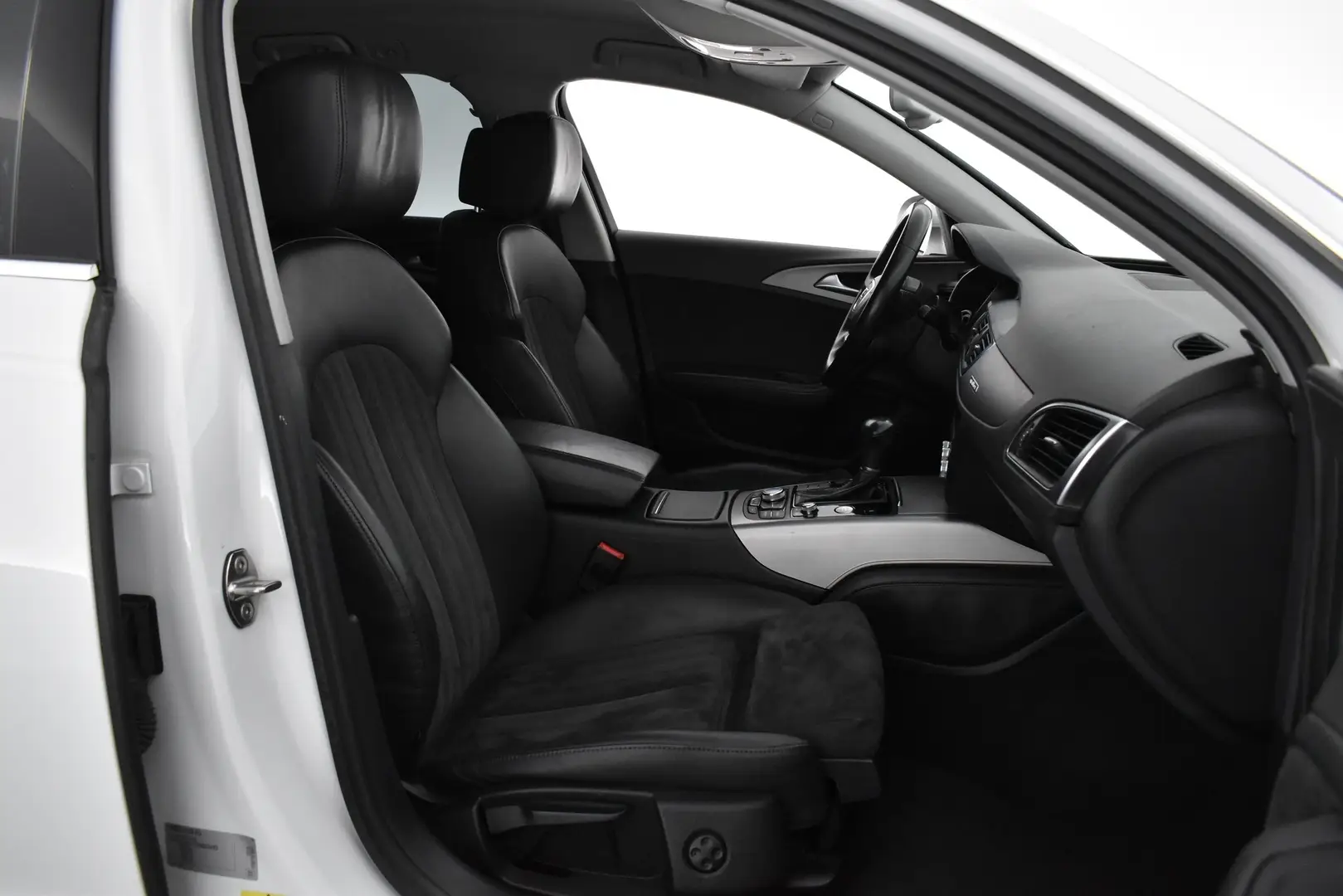 Car Image - s3t8kQRC9e63L09X03sxk