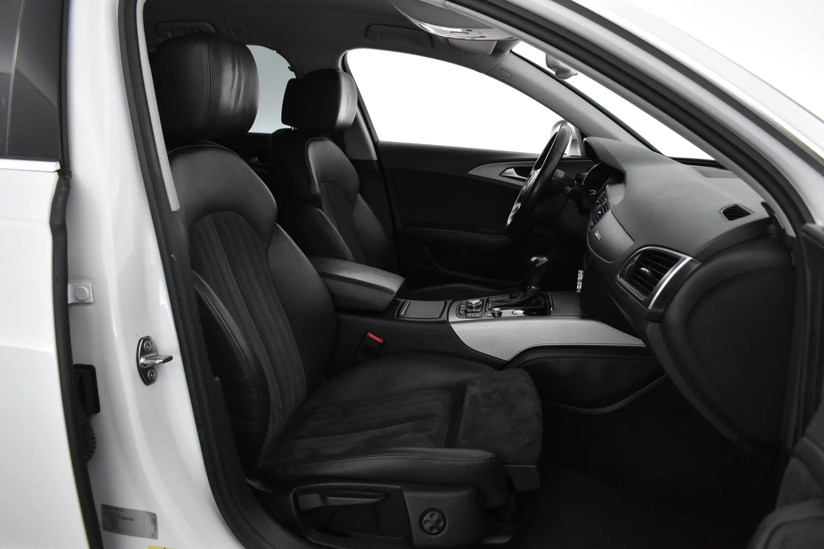 Car Image - s3t8kQRC9e63L09X03sxk