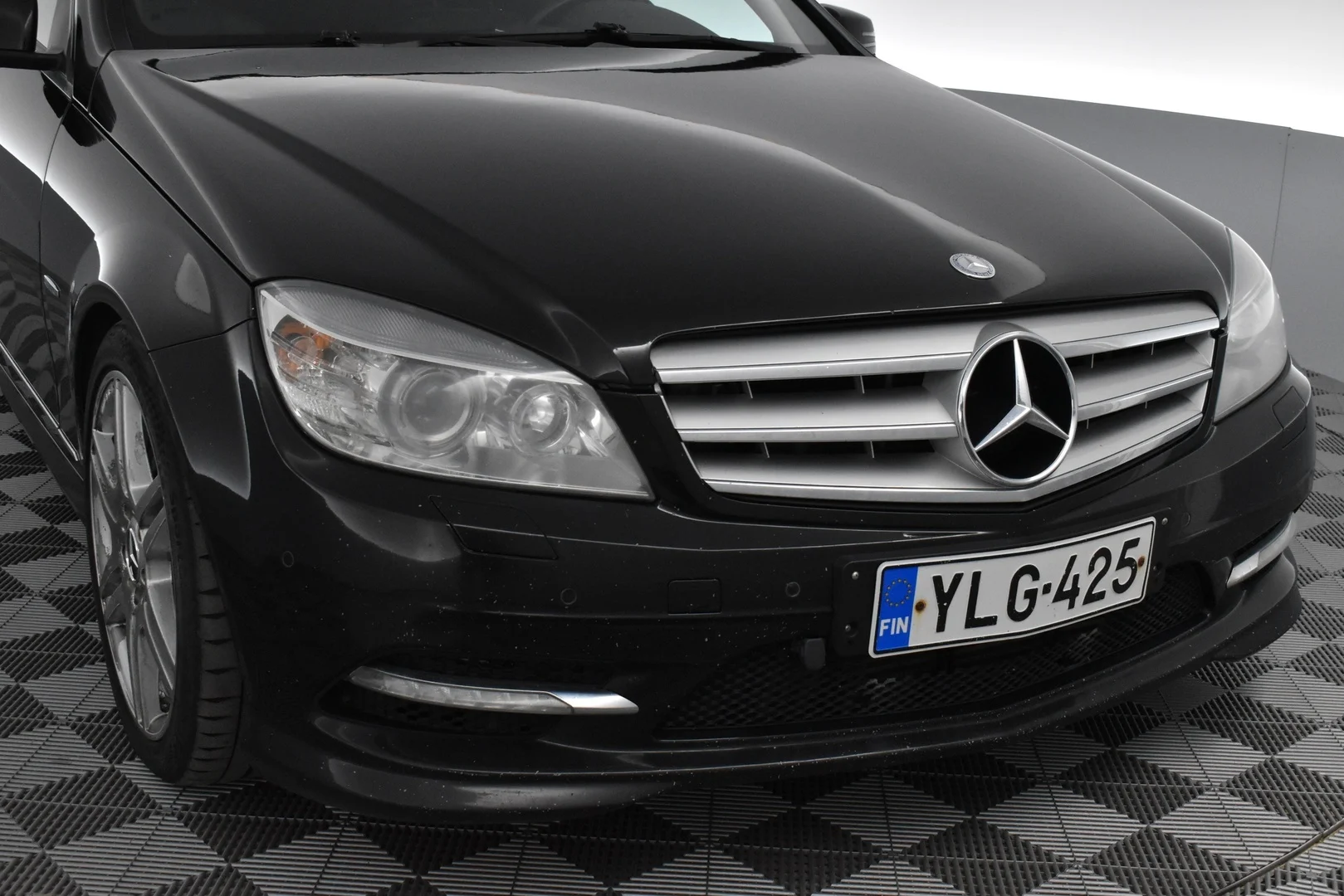 Car Image - 44ZbySEl7xmF8zj8t18bZp