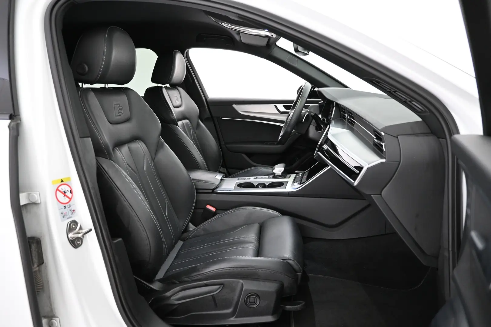 Car Image - 6yLeJR5cqTT8aHlxeuHXbr