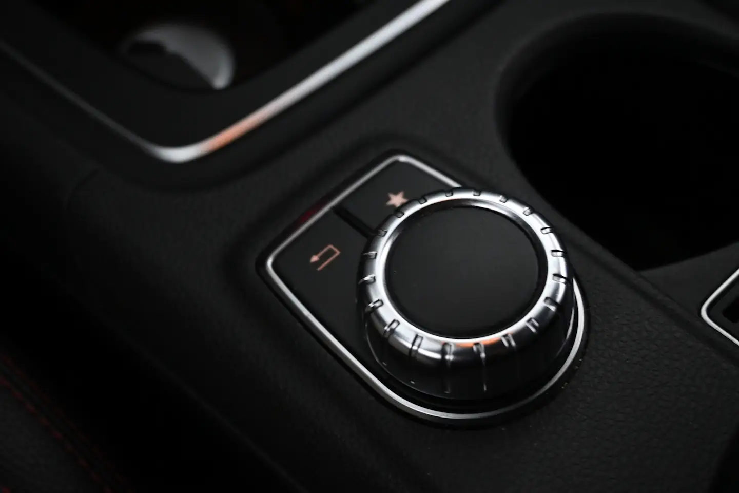 Car Image - 1V4PlShomUam9lazwkzcId