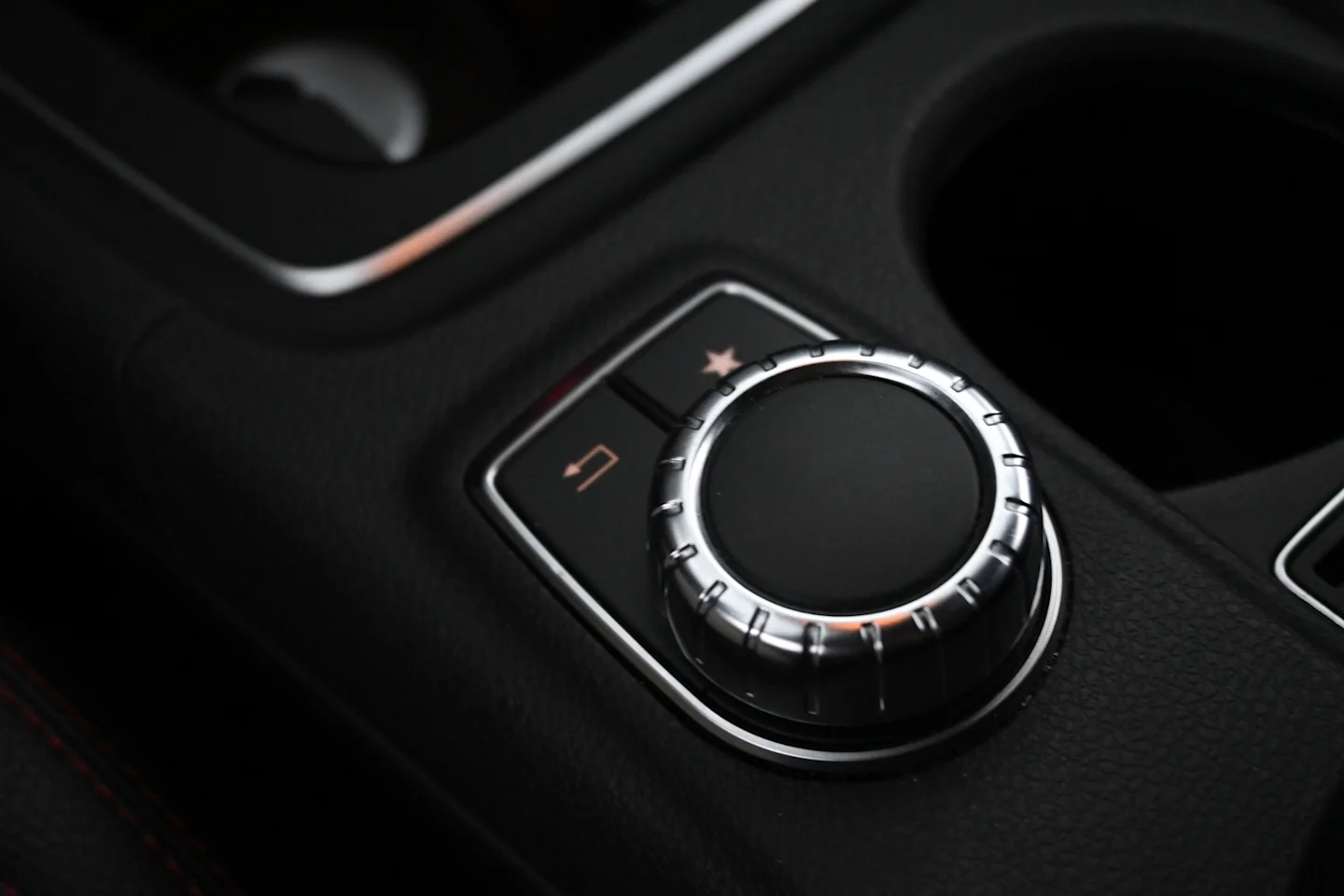 Car Image - 1V4PlShomUam9lazwkzcId