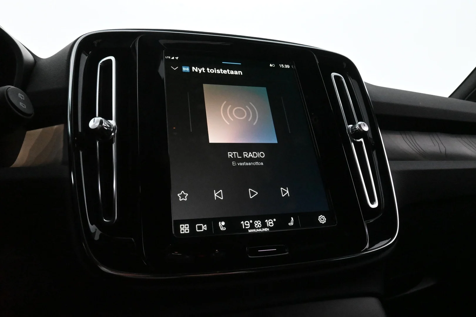 Car Image - 21mVevpF2ycLdU1Axkq1Yf