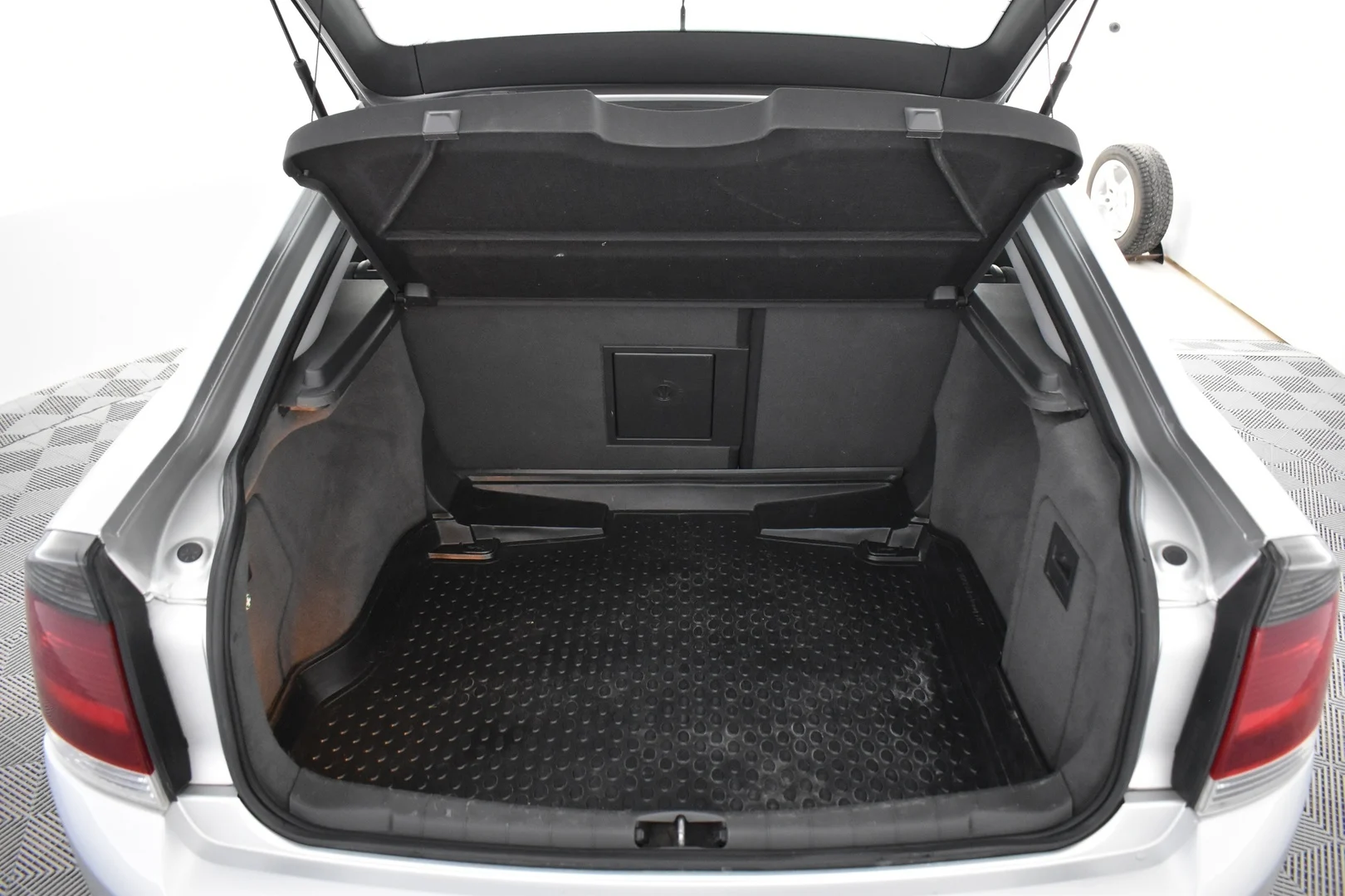 Car Image - Q9dK3XQl7aCYzATcJKQxc