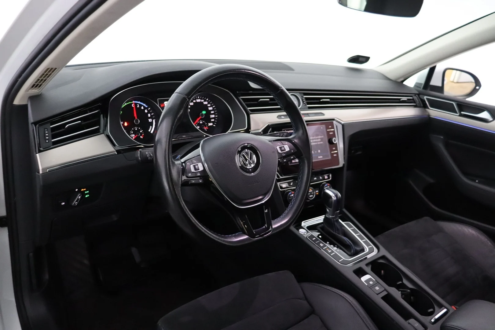 Car Image - yhpewGvviutgCvnj1lEMM