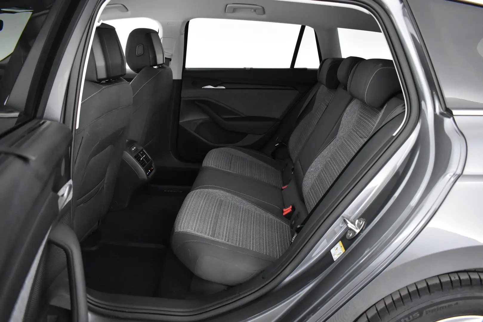 Car Image - 0qBrli8TODFW1pbNwGLnq