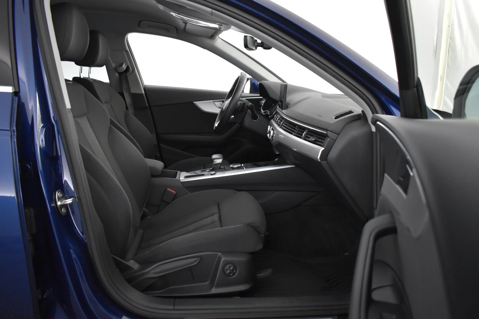 Car Image - 37bQNpfaFR9haYB18w31TM