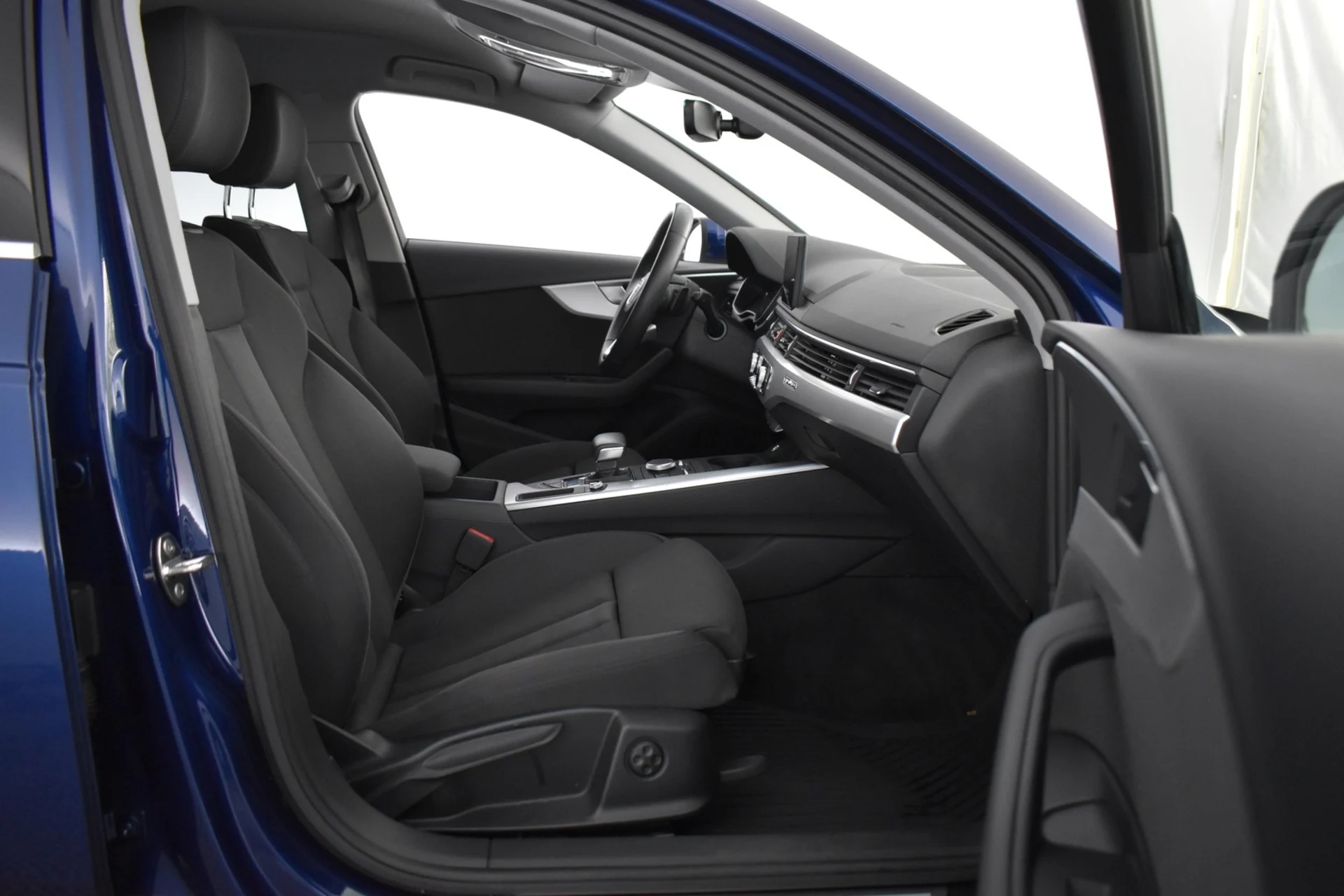 Car Image - 37bQNpfaFR9haYB18w31TM