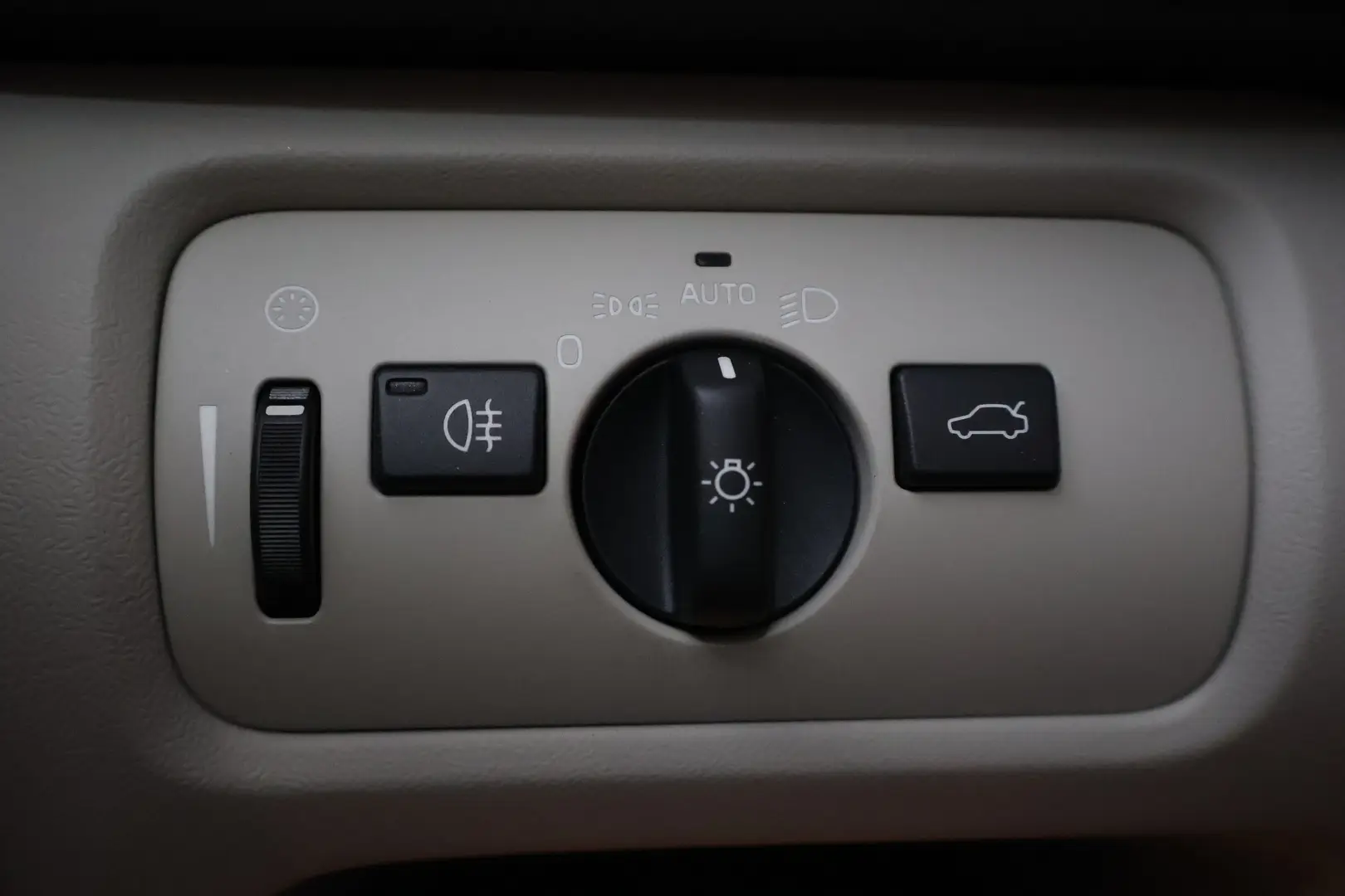 Car Image - 2zCMPNNWZ7Lui3bAobCoV0