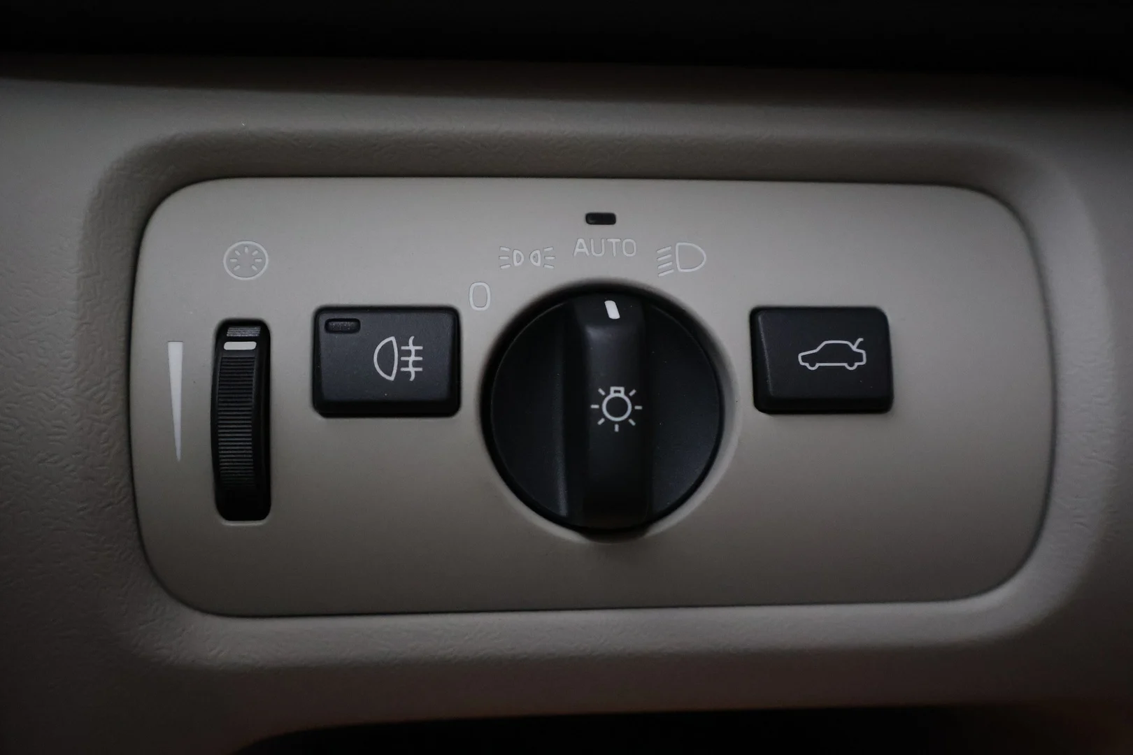 Car Image - 2zCMPNNWZ7Lui3bAobCoV0