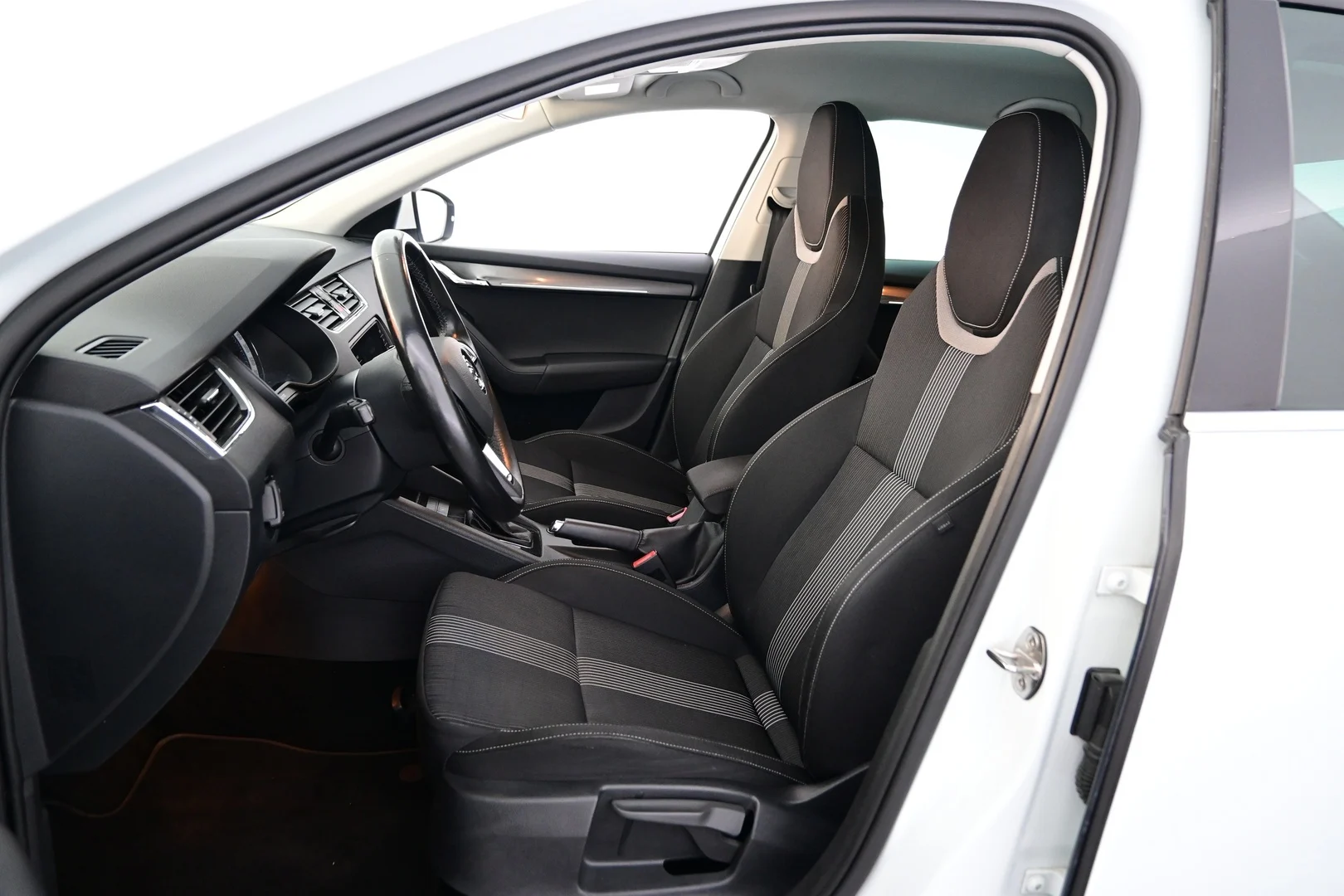 Car Image - 2mwVDo6OSKvbIle1Xyd551