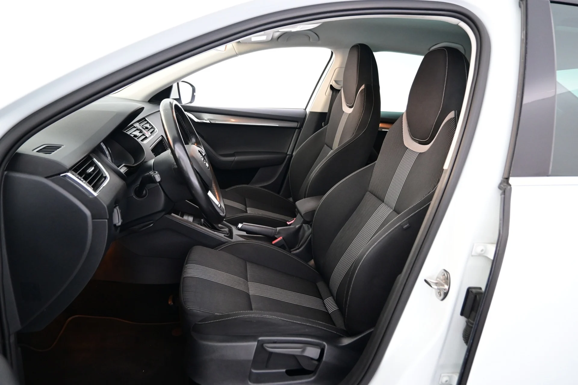 Car Image - 2mwVDo6OSKvbIle1Xyd551