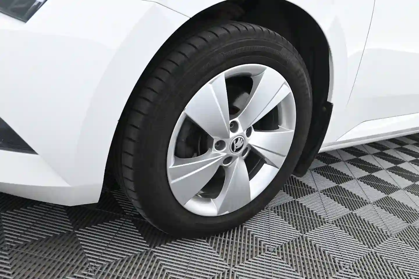 Car Image - Y8fldEjNj3dqZ7ToSERkc