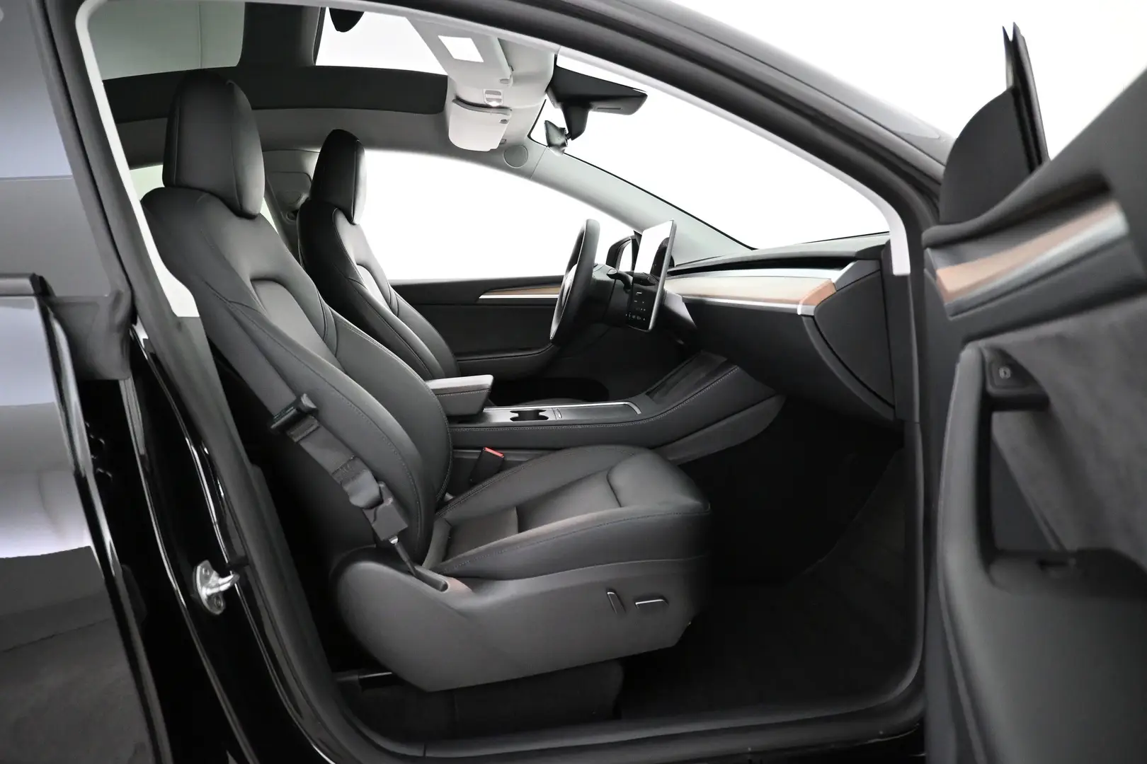 Car Image - YeU7dgEpor418BgxNPAI9