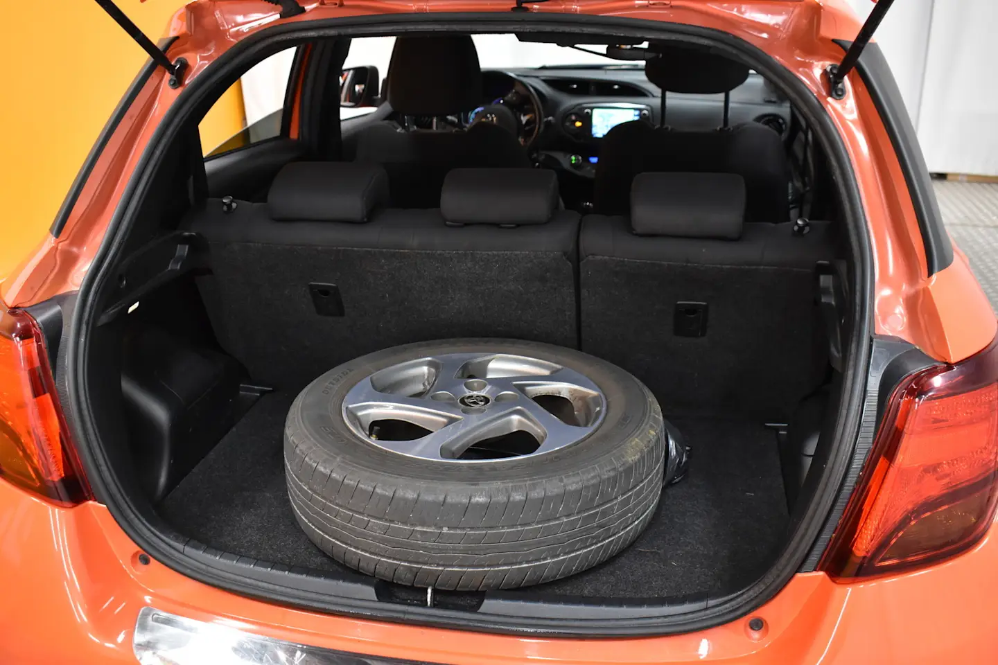 Car Image - 2lhm9IPuynLPSPyoAw9cVH