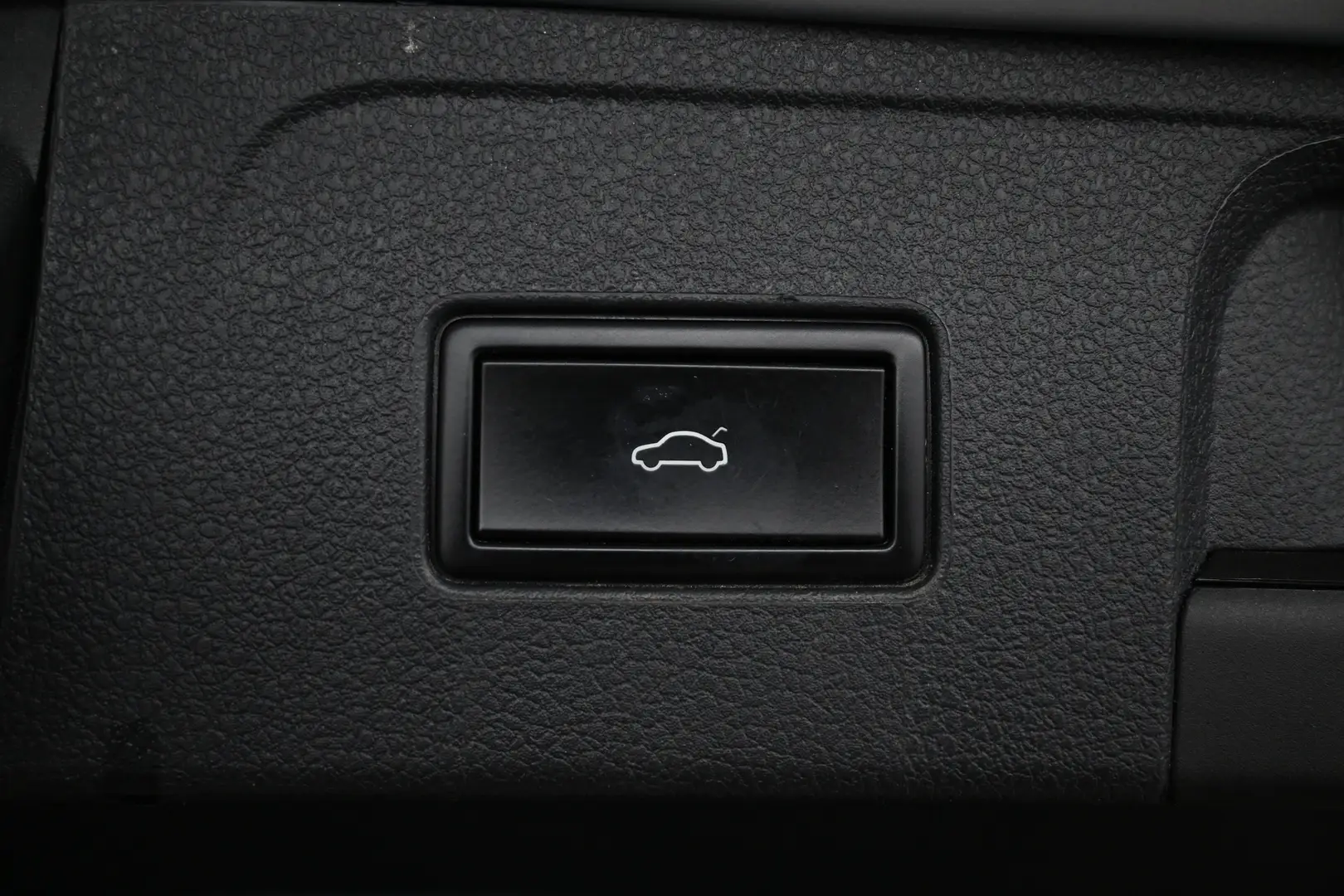 Car Image - 3Kfiu7oIfEuxYT8KgYBhAZ