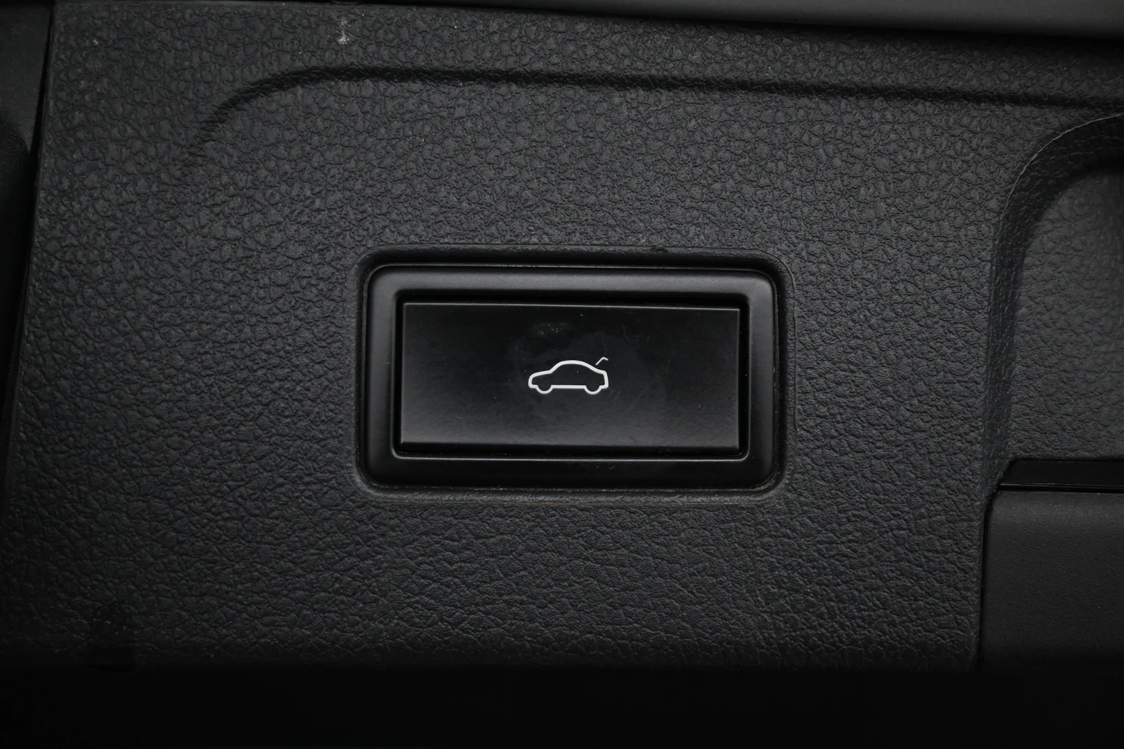Car Image - 3Kfiu7oIfEuxYT8KgYBhAZ