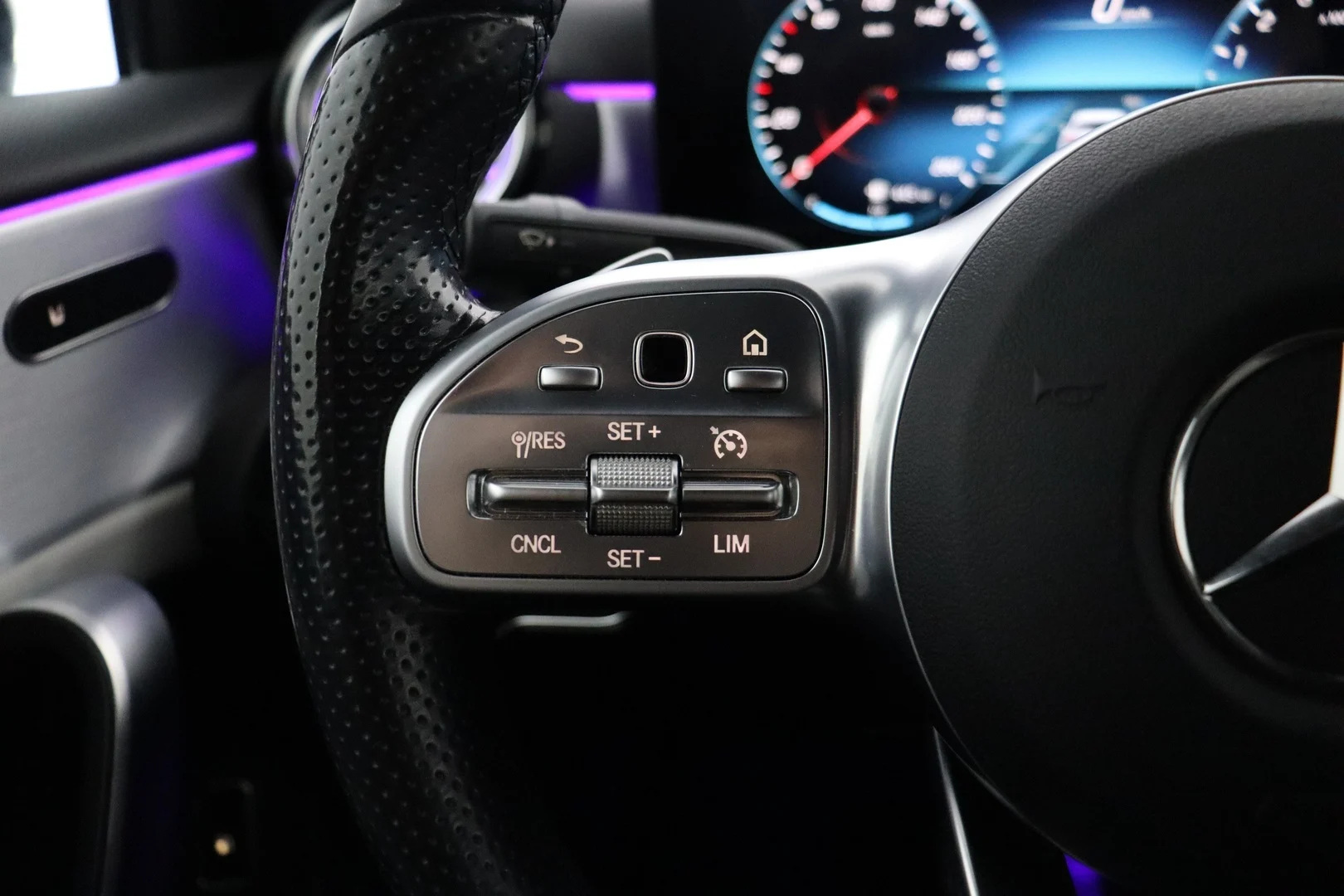 Car Image - 2w3aaUUpwwbrUfxaOp8Ati