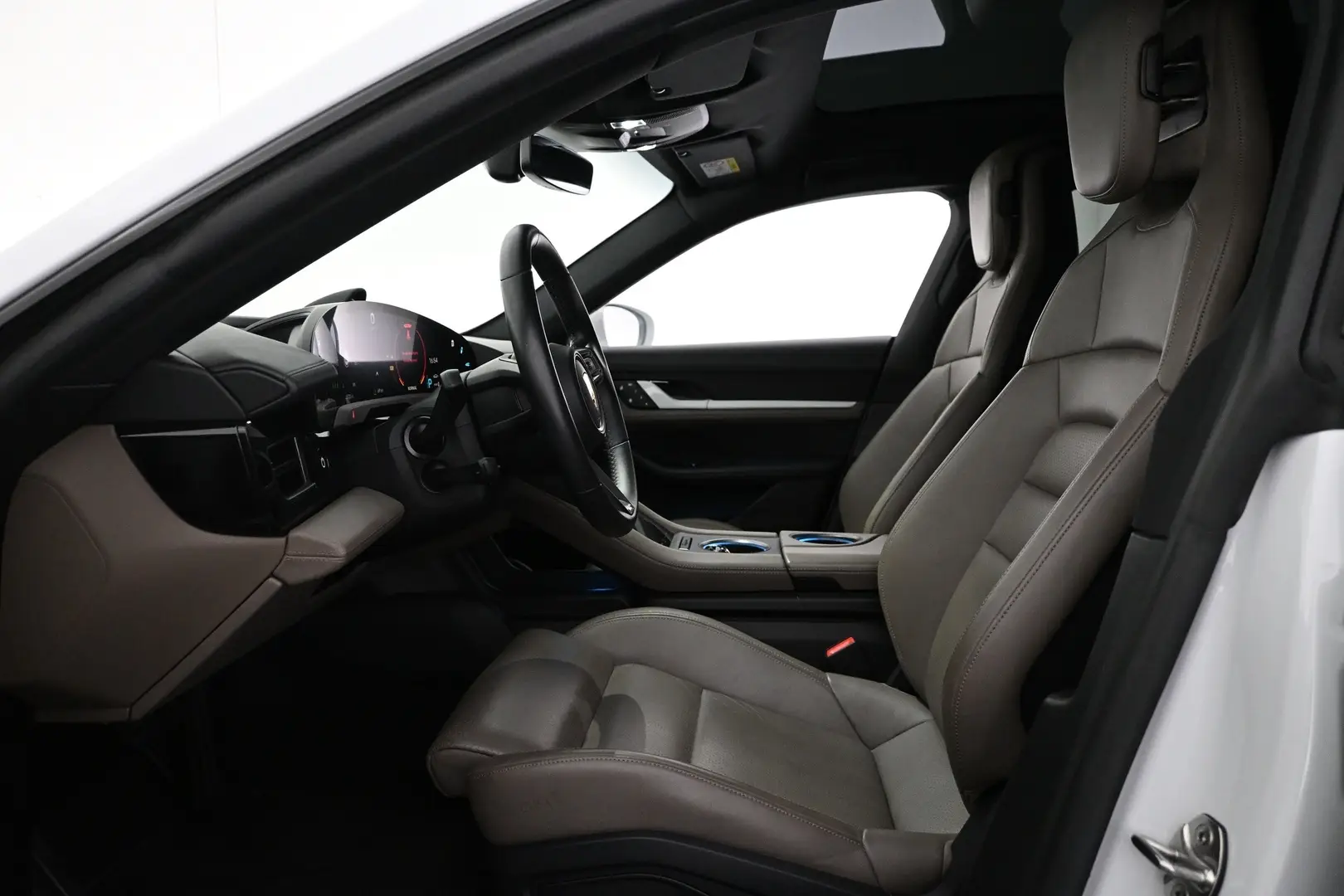 Car Image - cDws2oCvDq4BCpyxv9L8T