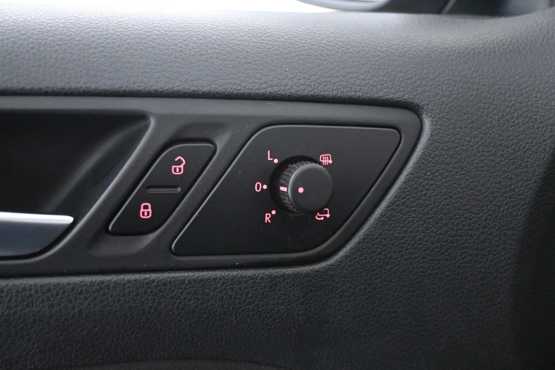 Car Image - 53lsiTqr7sfFz9kvoHIhpb