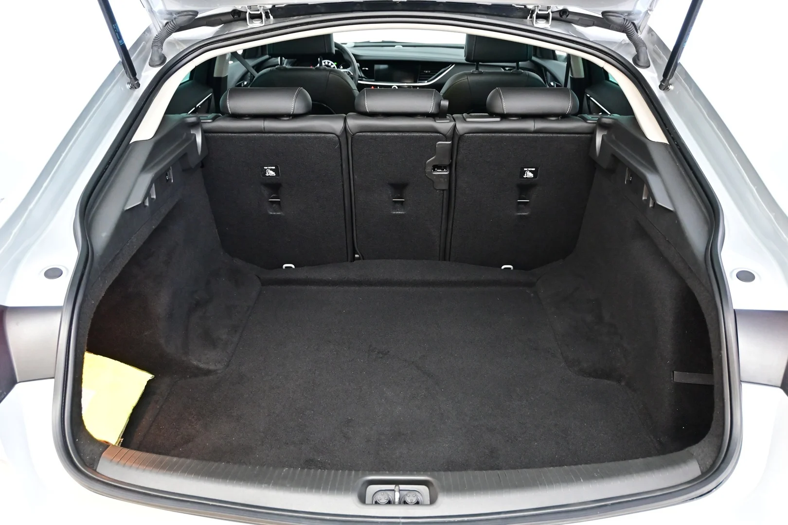 Car Image - oUb8DVvPDAJJHZJr11TzY