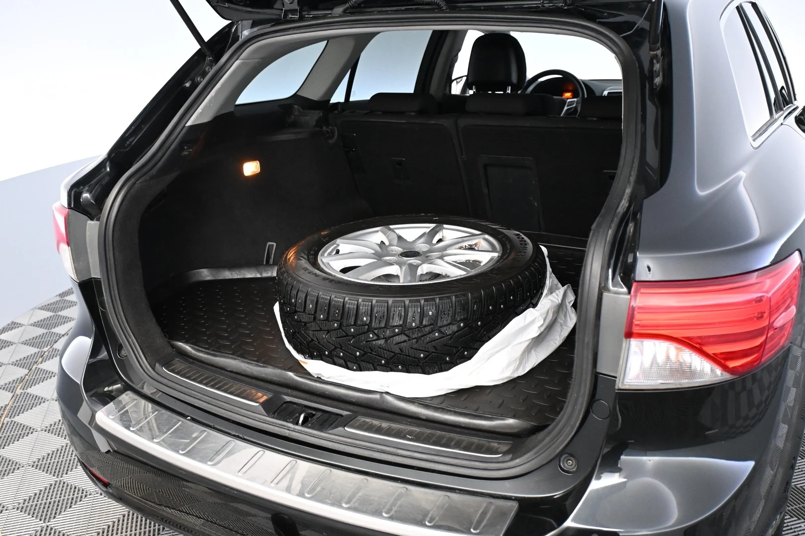 Car Image - 6A3SNW60imCKVhXlRdXy11