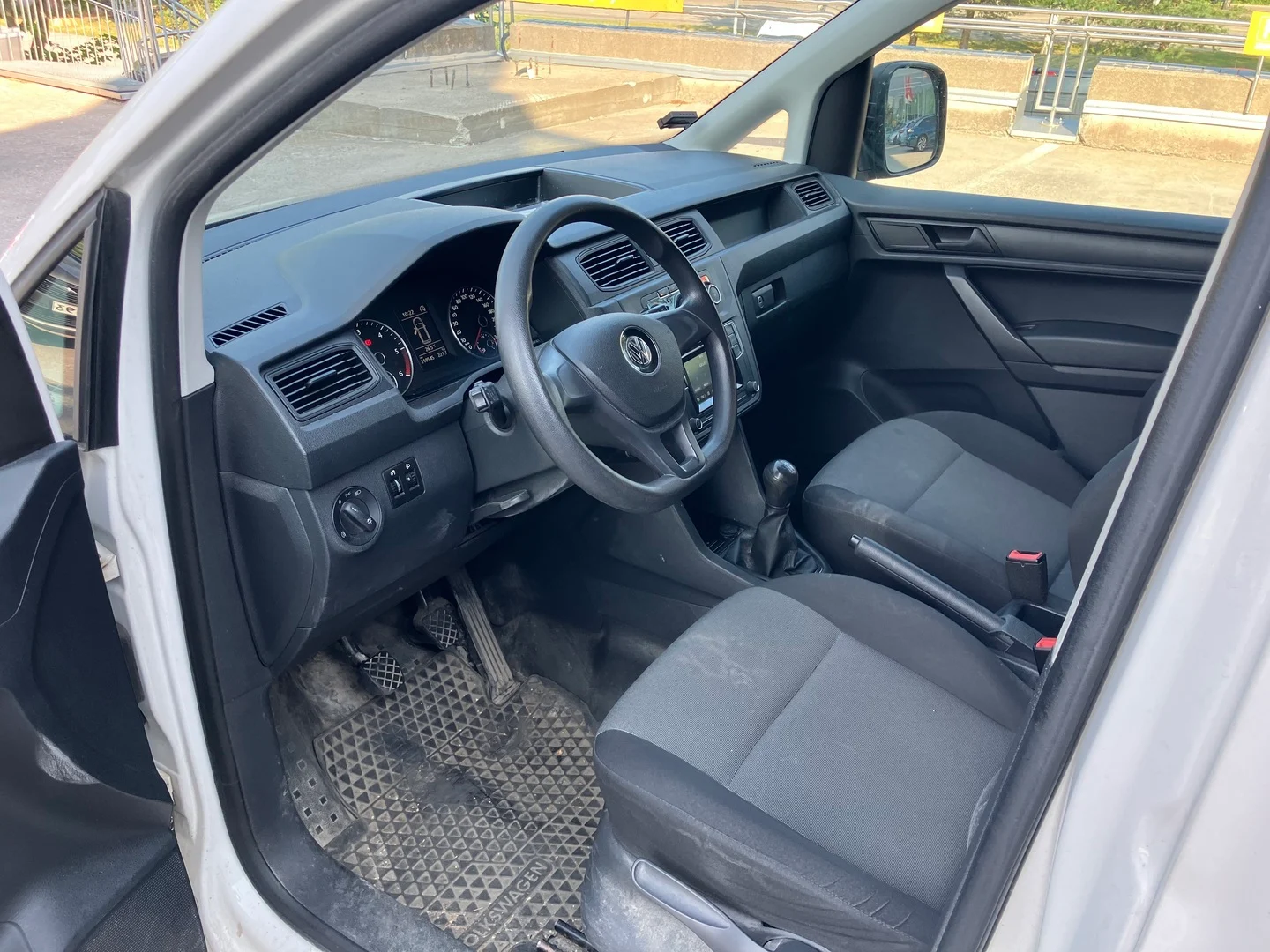 Car Image - 2U7DhF2ATHft33VG1u35cE