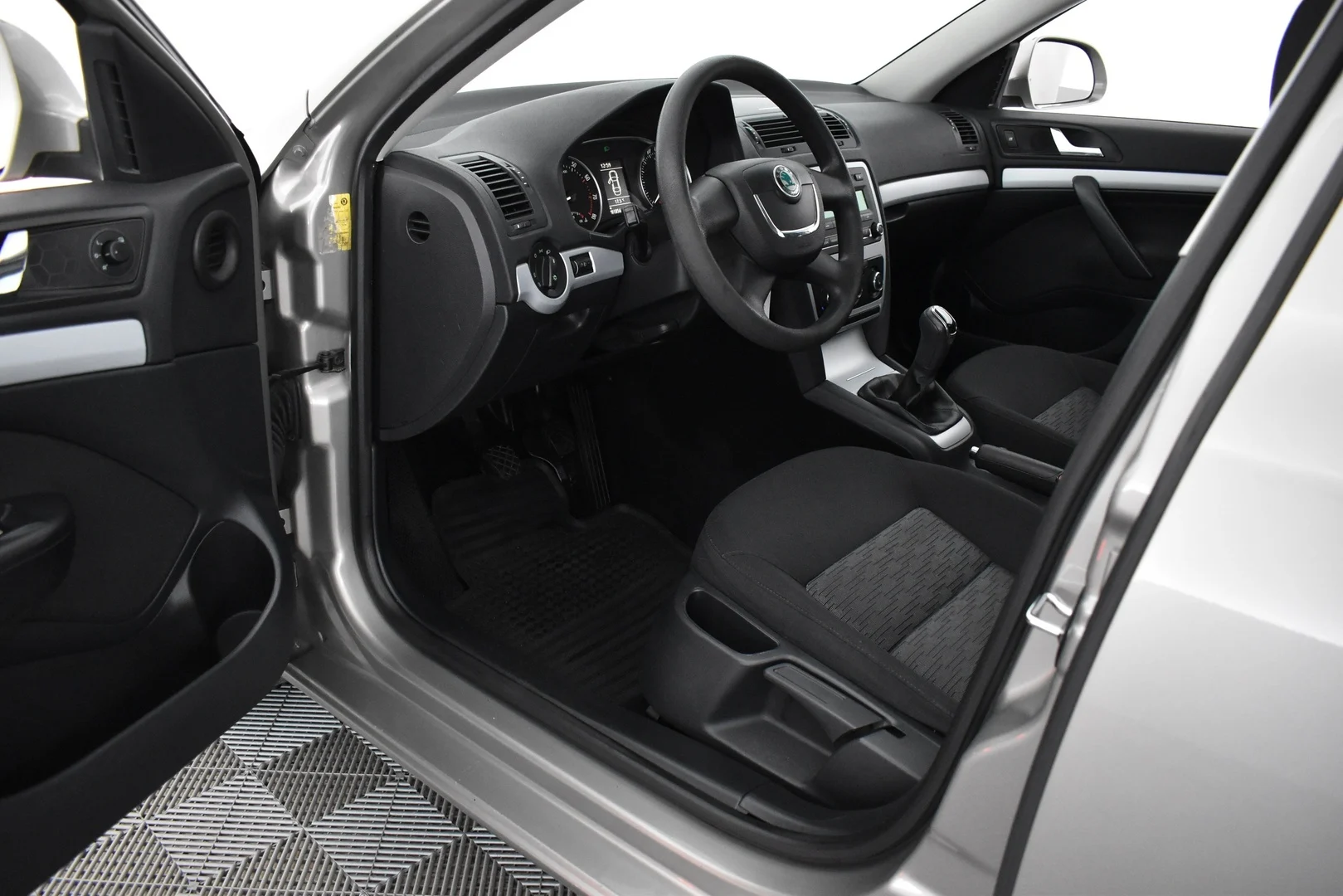 Car Image - 3fK1o6EmN59QyoxW0ZczVF