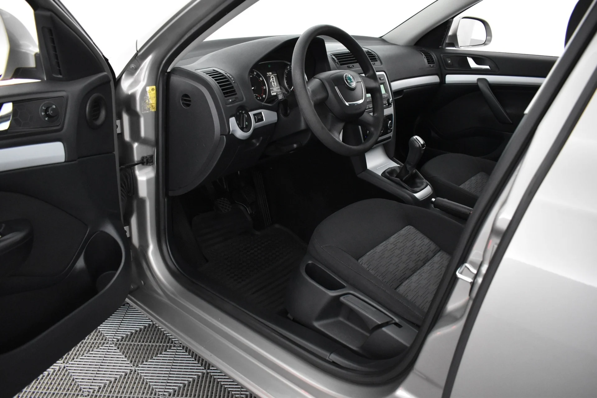 Car Image - 3fK1o6EmN59QyoxW0ZczVF