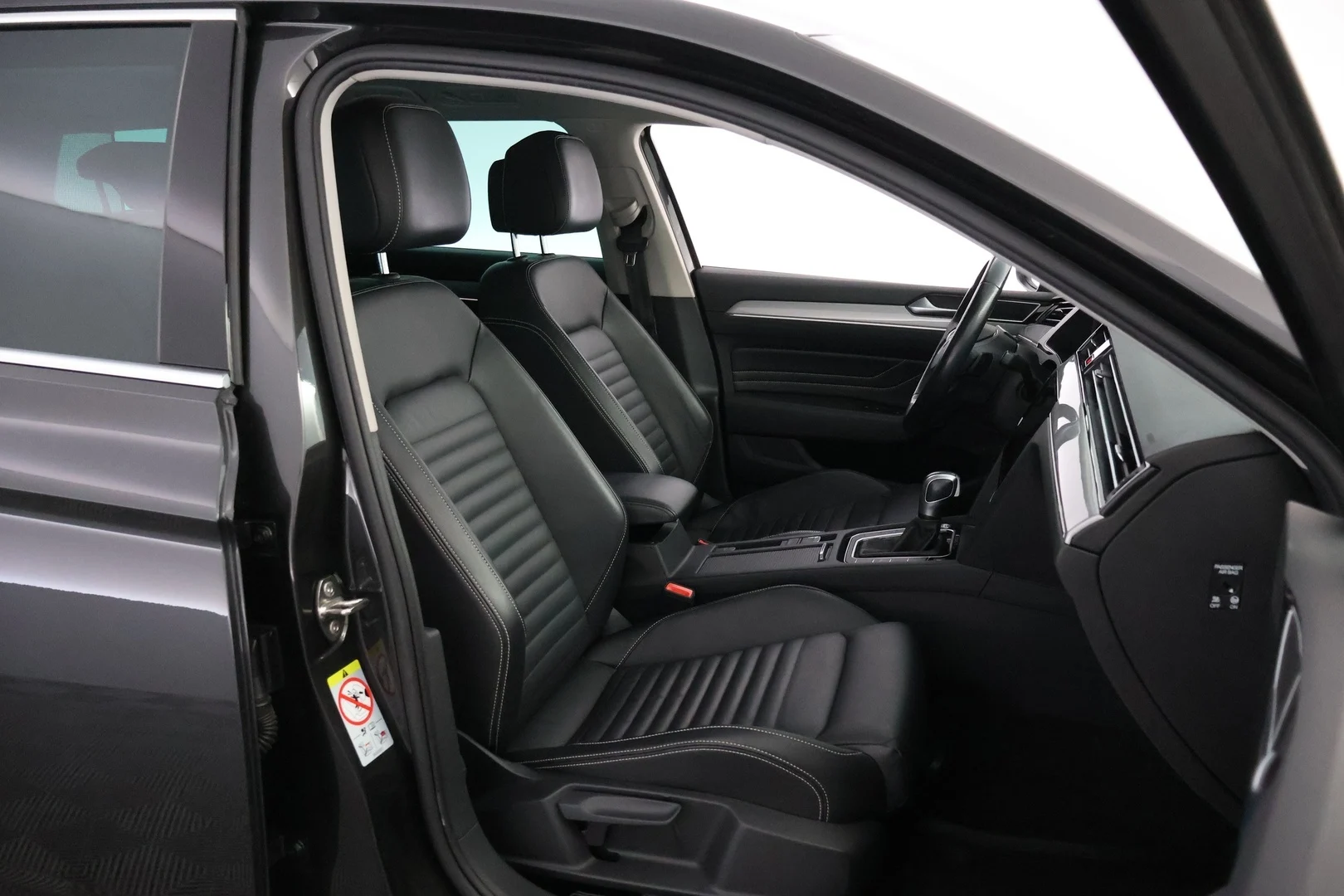 Car Image - W8VJwihnkg52nay5dYEd9