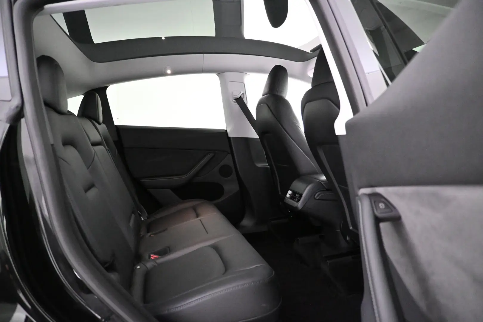 Car Image - YeU7dgEpor418BgxNPAI9