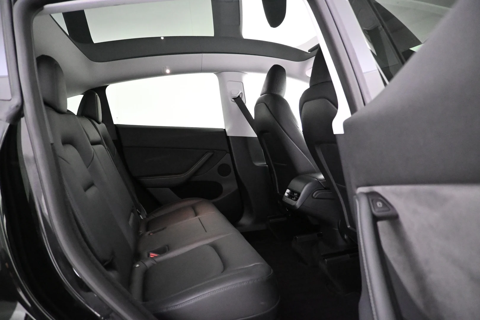 Car Image - YeU7dgEpor418BgxNPAI9