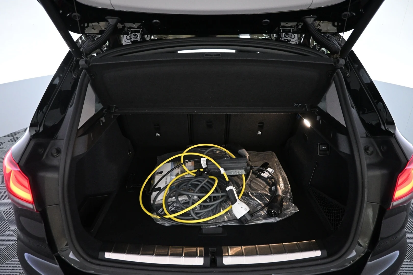 Car Image - GRhPlGs8ZBnF77J4esegV