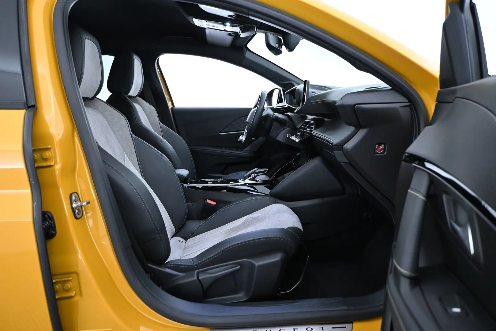 Car Image - Oyx9WXkBsVN8caE55q28K