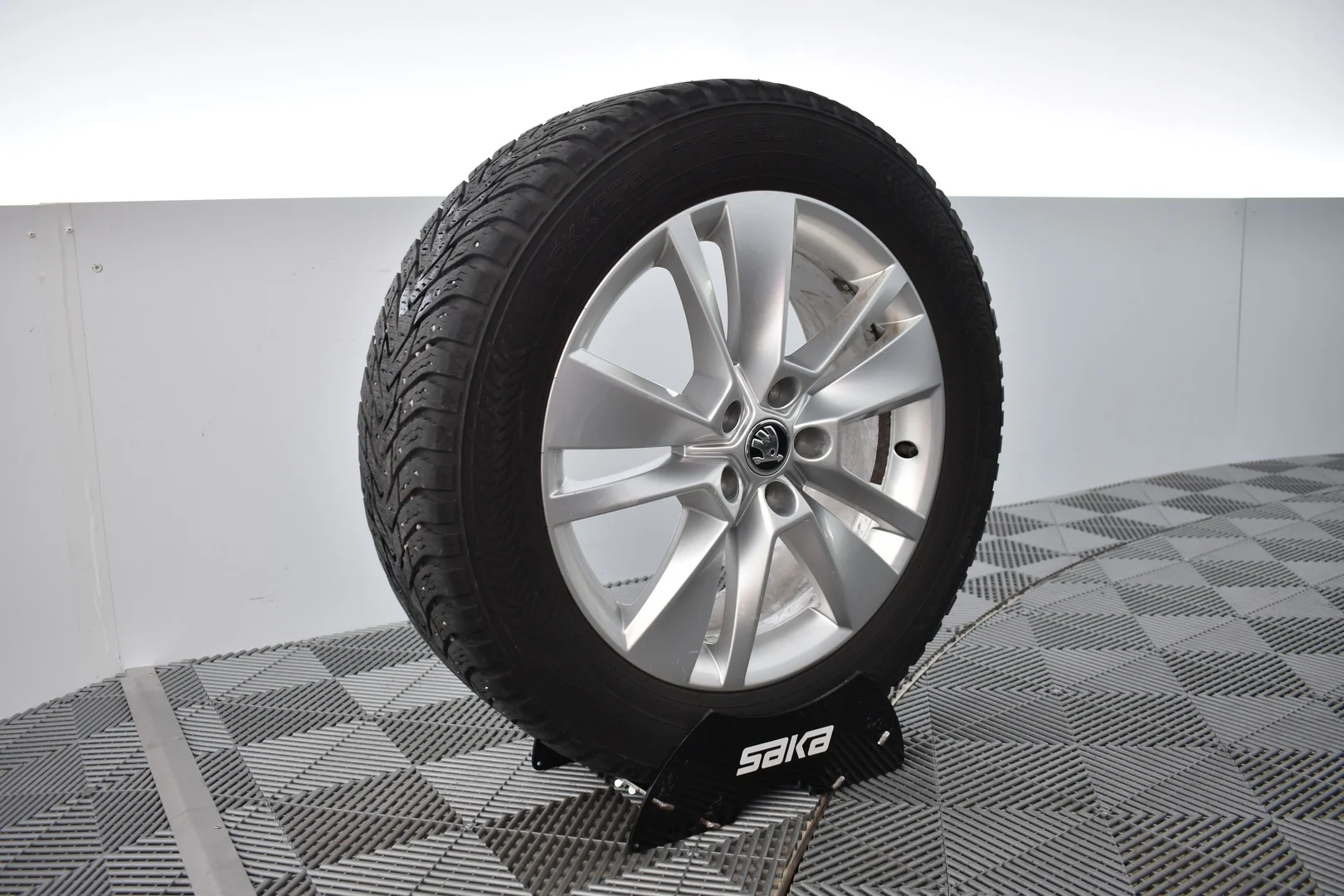 Car Image - 5vdDNiD7lCAwju2EPsXHeB