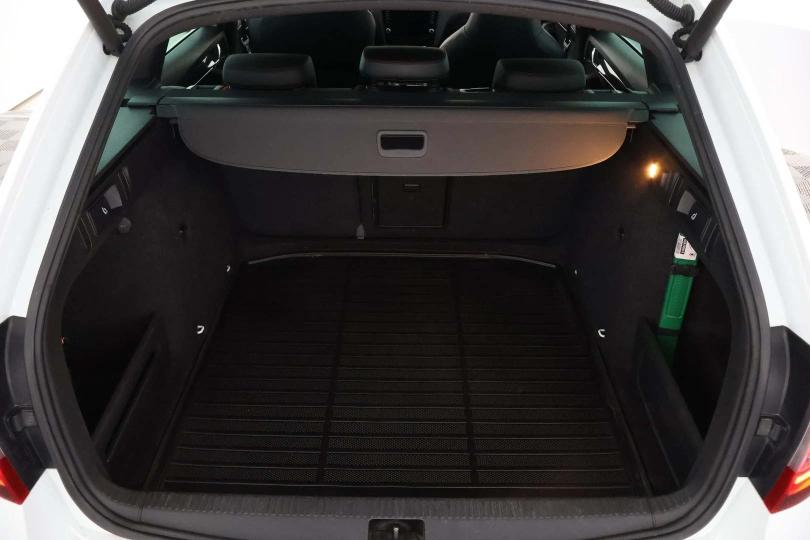 Car Image - 667502U7SgcxENVETXw9Ne