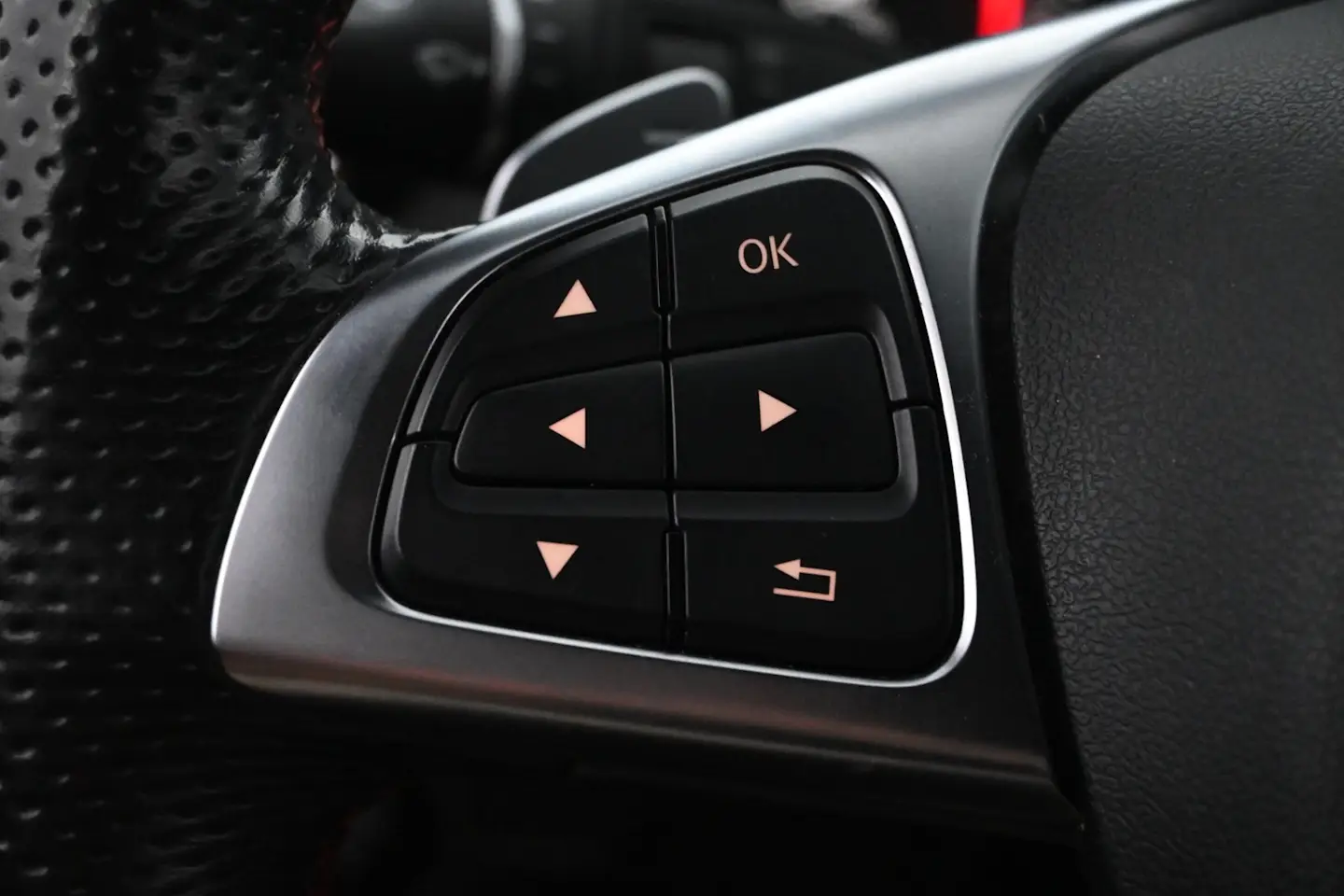 Car Image - 1V4PlShomUam9lazwkzcId