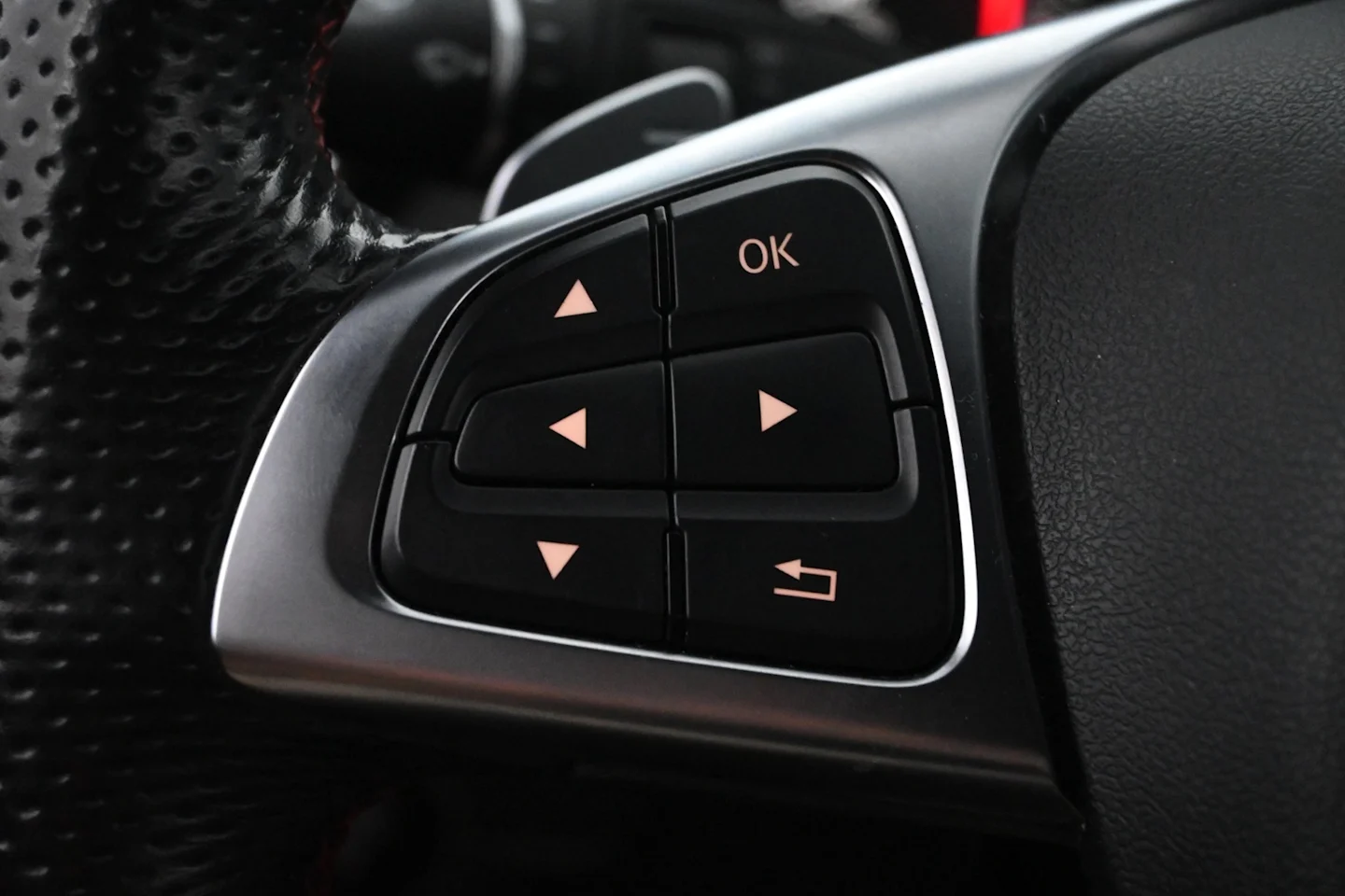 Car Image - 1V4PlShomUam9lazwkzcId
